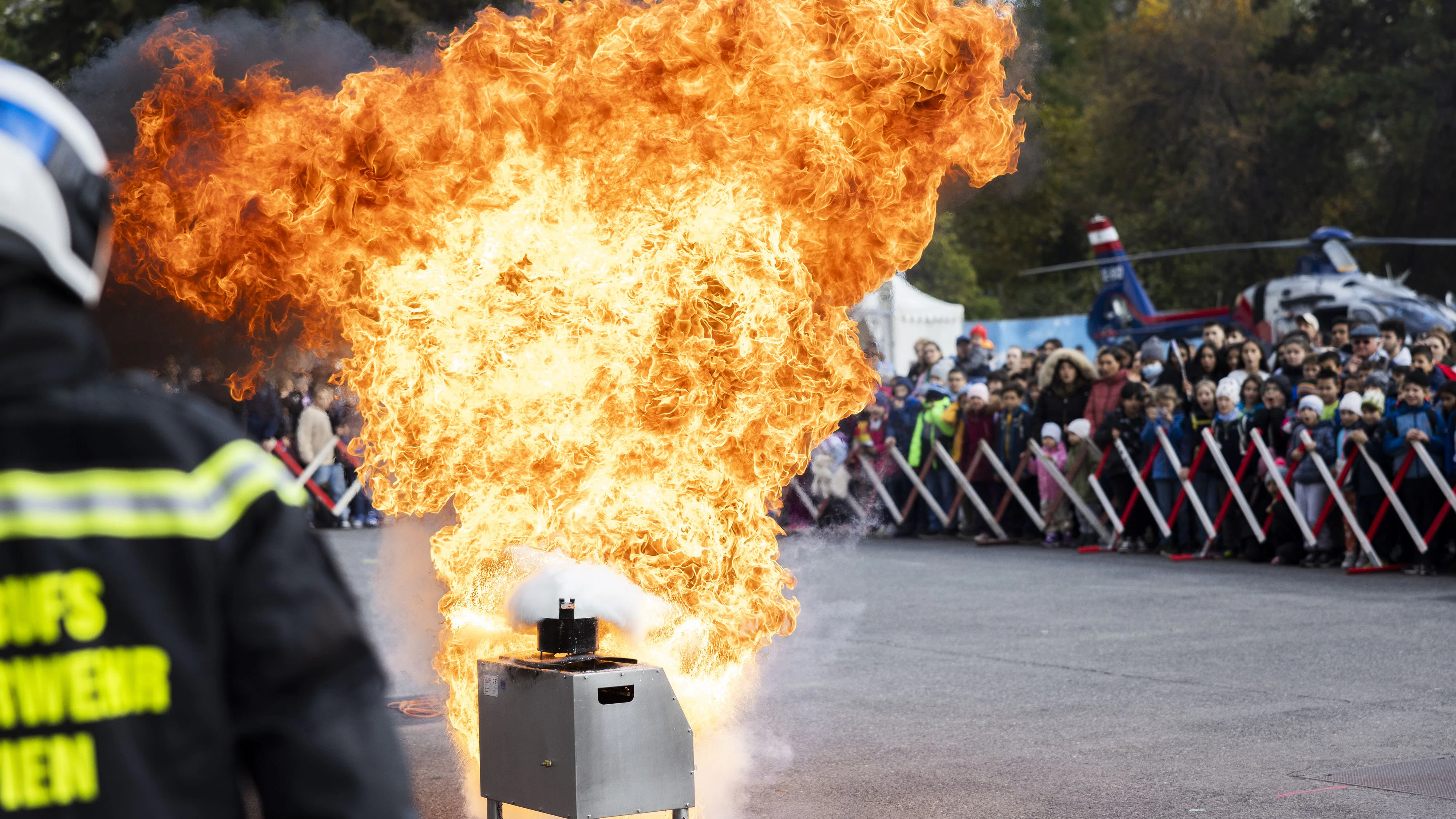 Bei spektakulären Vorführungen erfahren die Besucher*innen des Wiener Sicherheitsfestes wie sie auch in brenzligen Situationen einen kühlen Kopf bewahren.