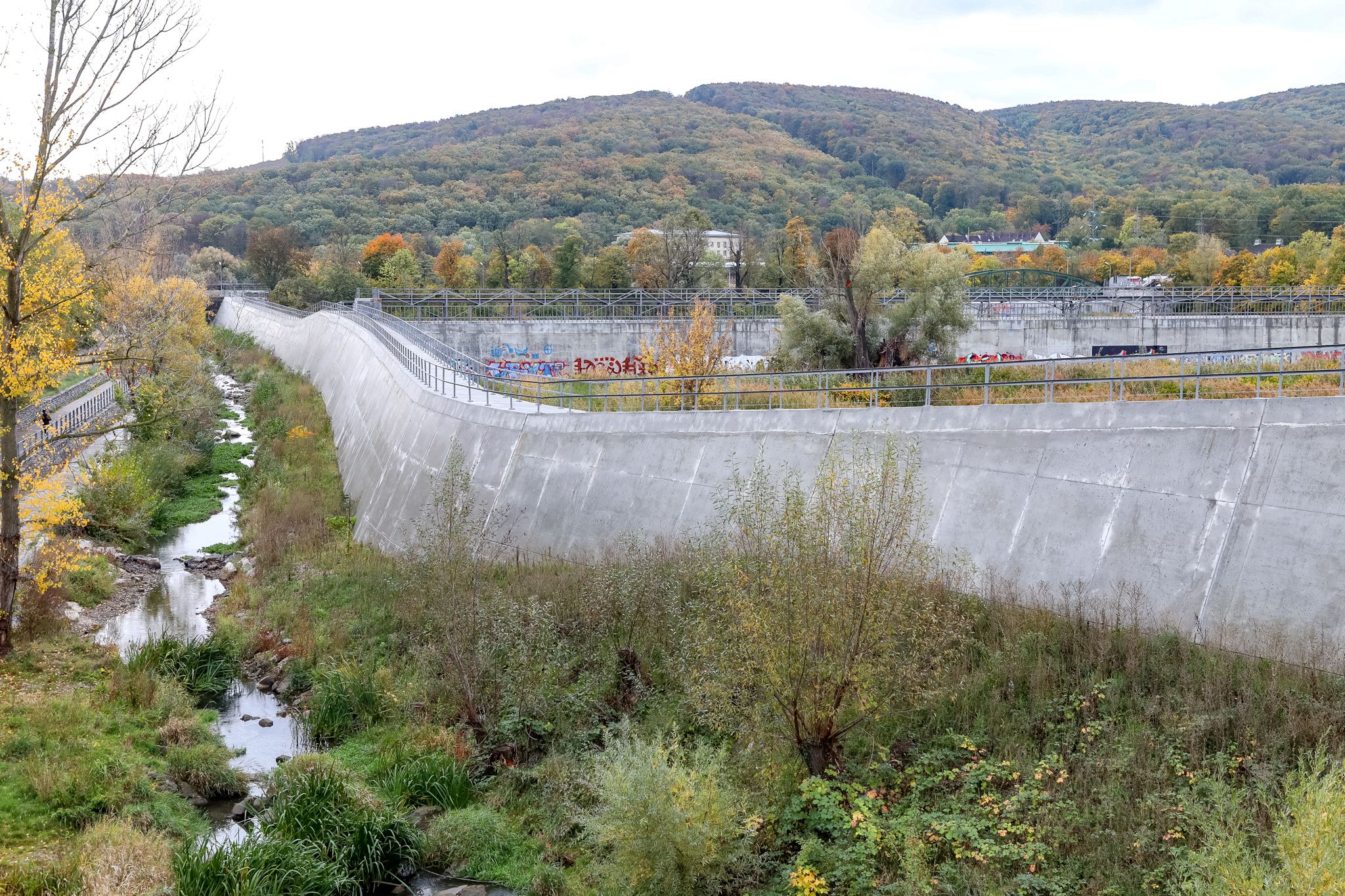 Die Wehrmauern der Auhofbecken wurden erhöht.