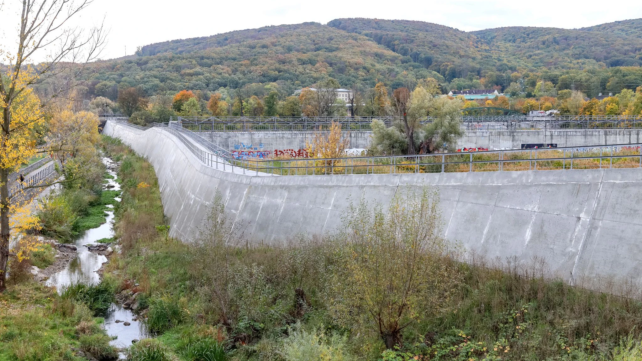 Die Wehrmauern der Auhofbecken wurden erhöht.