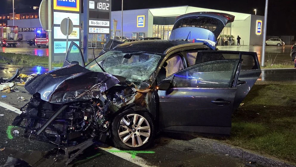 Heute.at - Mädchen (11) bei Lkw-Crash aus Auto geschleudert