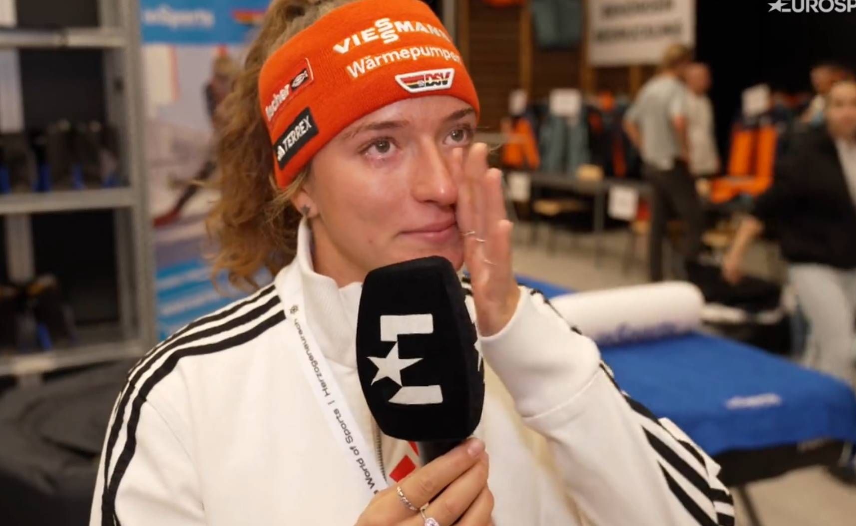 Nathalie Armbruster bricht im Interview in Tränen aus. 