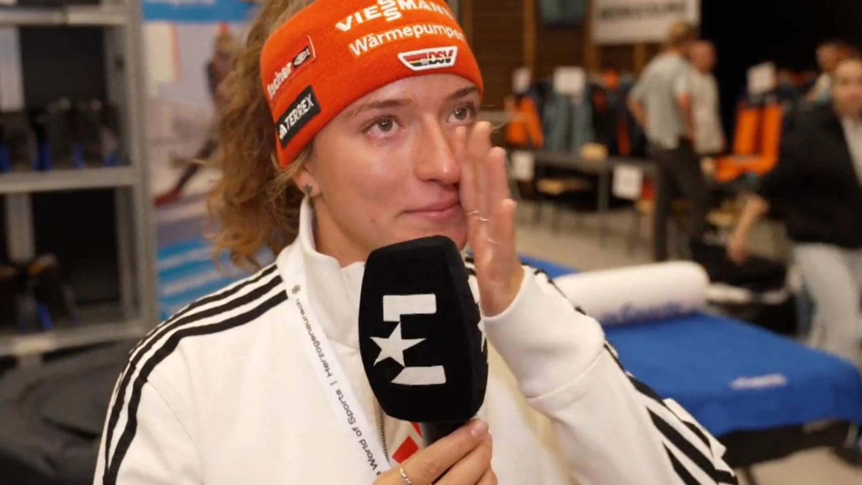 Nathalie Armbruster bricht im Interview in Tränen aus. 