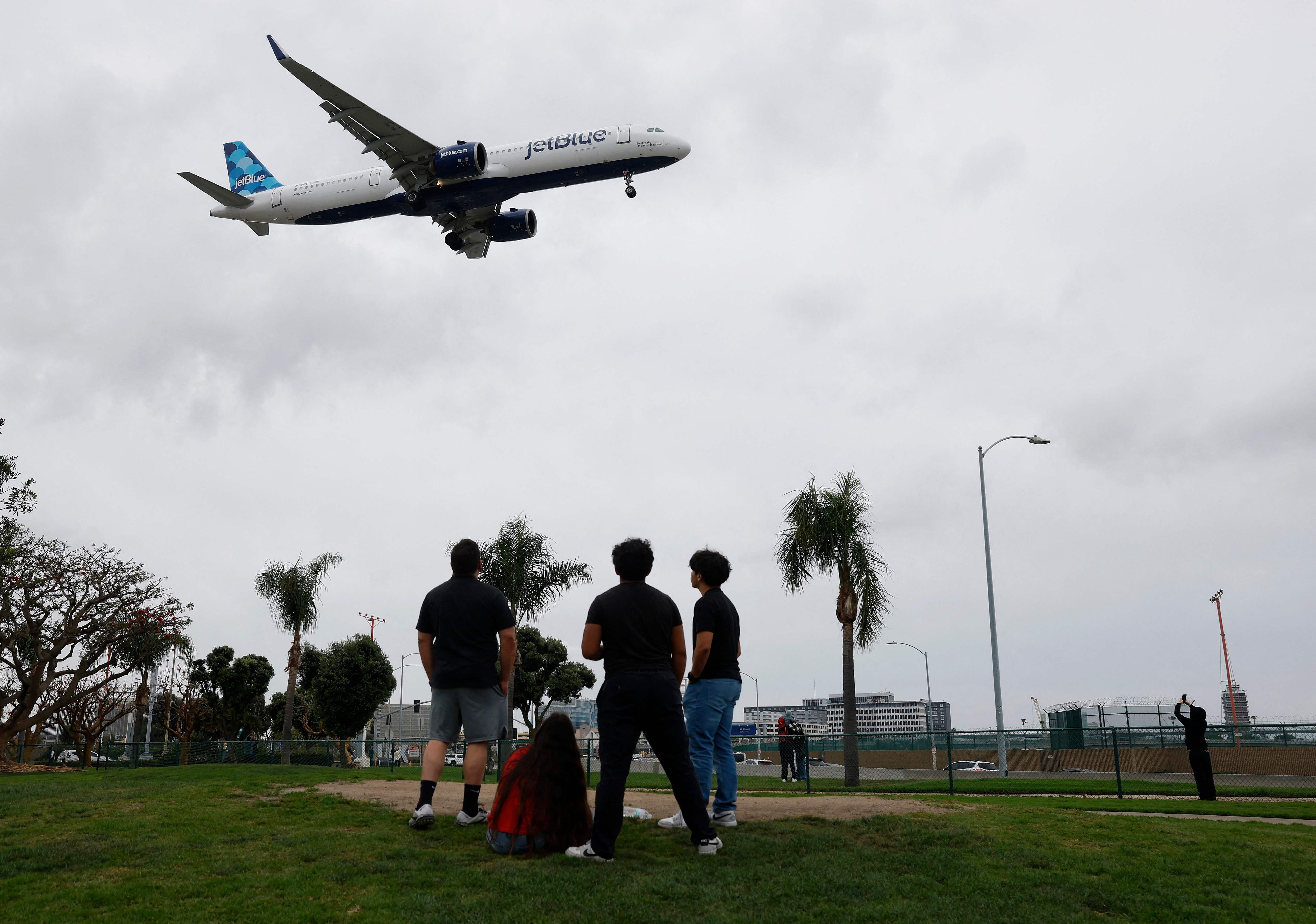 Urlaub ohne Kinderlärm: Eine US-Airline plant 2027 erstmals ein Reisepaket mit kinderfreien Charterflügen und Adults-only-Kreuzfahrt.