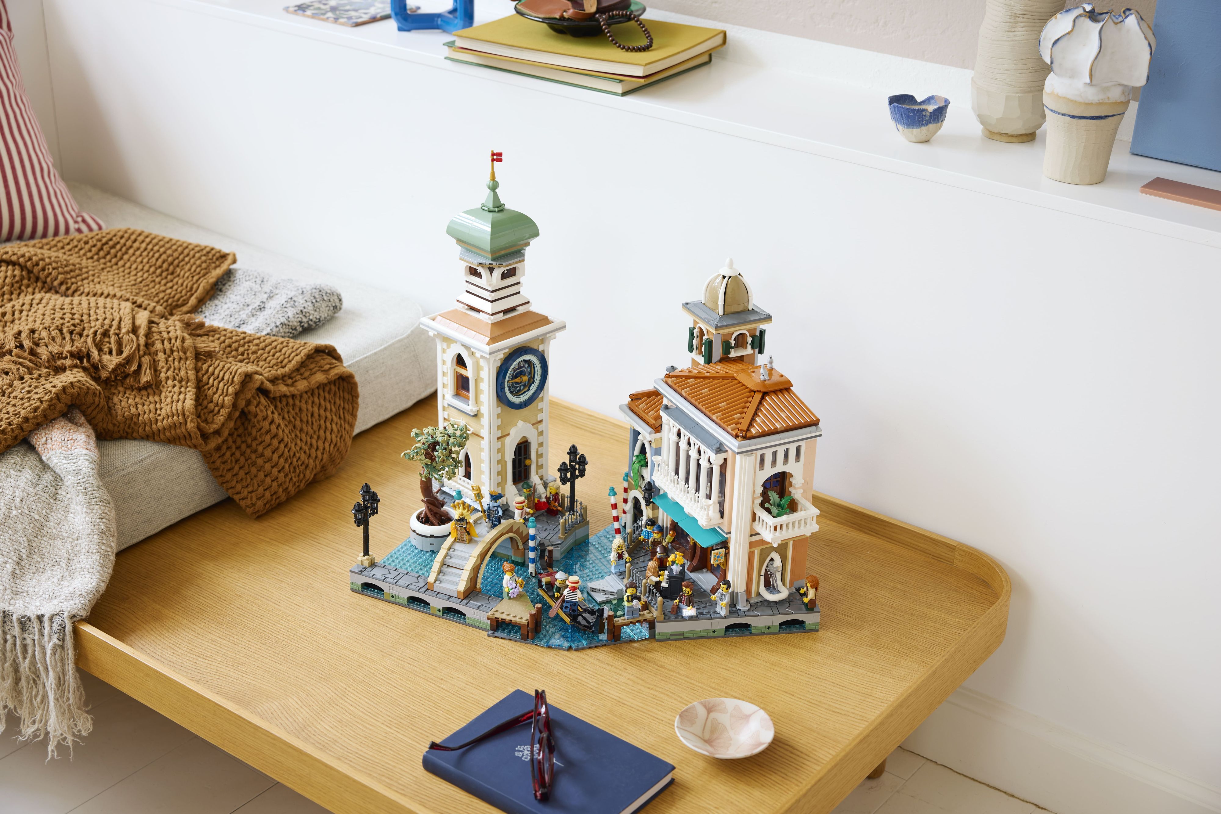 Das neue LEGO-Icons-Set bildet ein venezianisches Viertel nach. Es kostet 499,99 Euro und erscheint Anfang November.