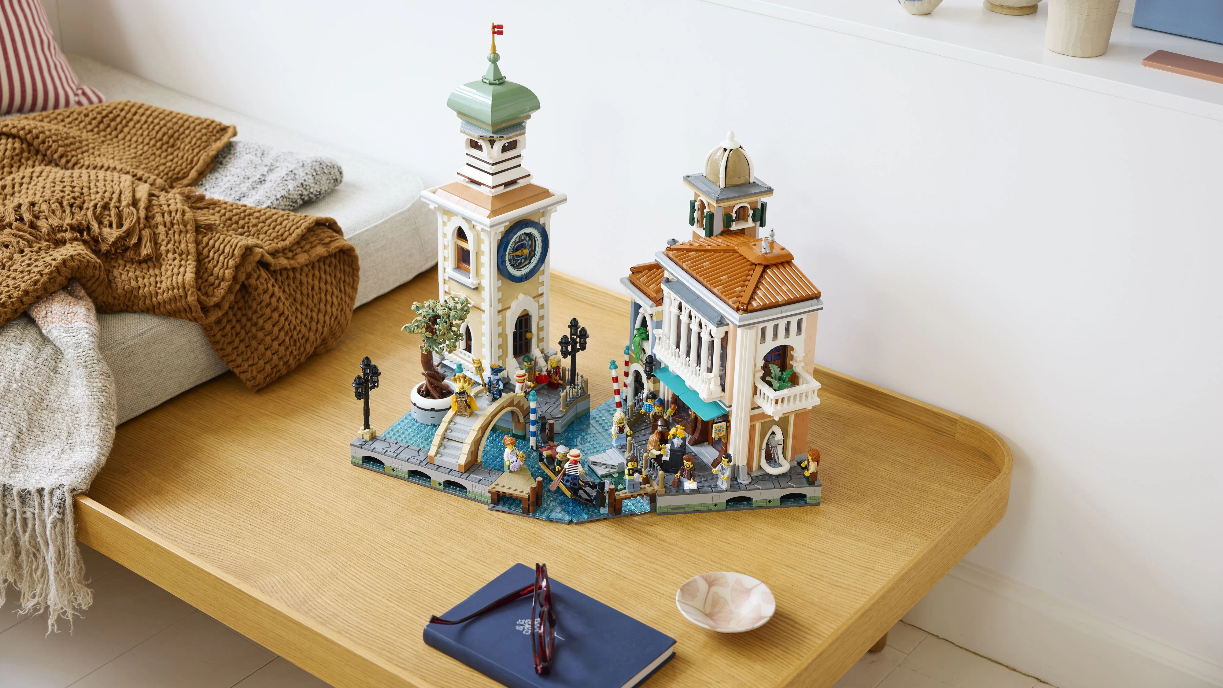Das neue LEGO-Icons-Set bildet ein venezianisches Viertel nach. Es kostet 499,99 Euro und erscheint Anfang November.