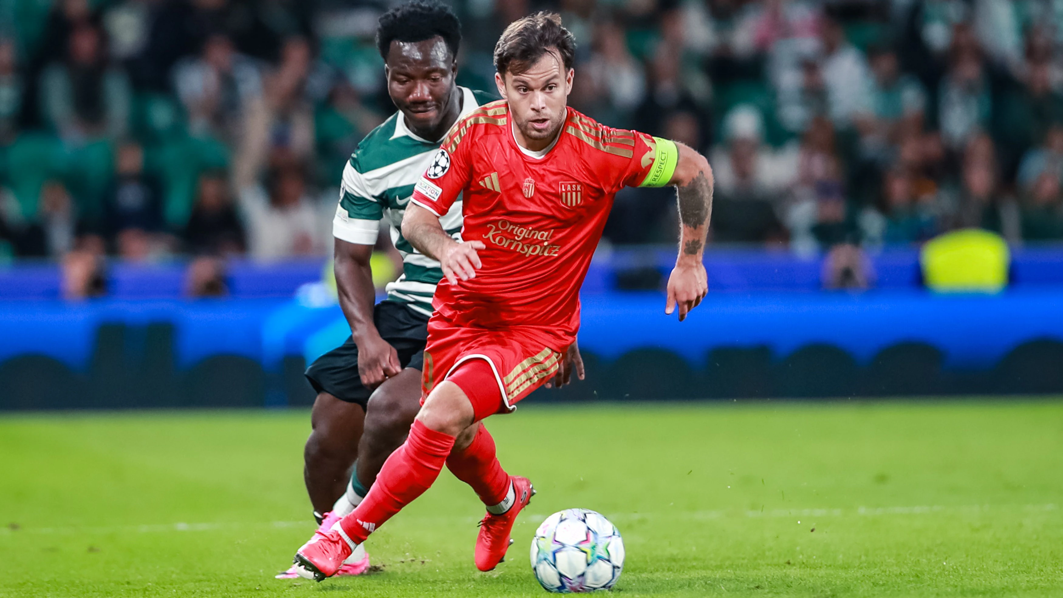 LISBON,PORTUGAL,21.OCT.26 - SOCCER - UEFA Champions League, Sporting Club de Portugal vs Linzer ASK. Image shows Nestroy Irankunda (Sporting) and Sascha Horvath (LASK). Photo: GEPA pictures/ Manuel Binder