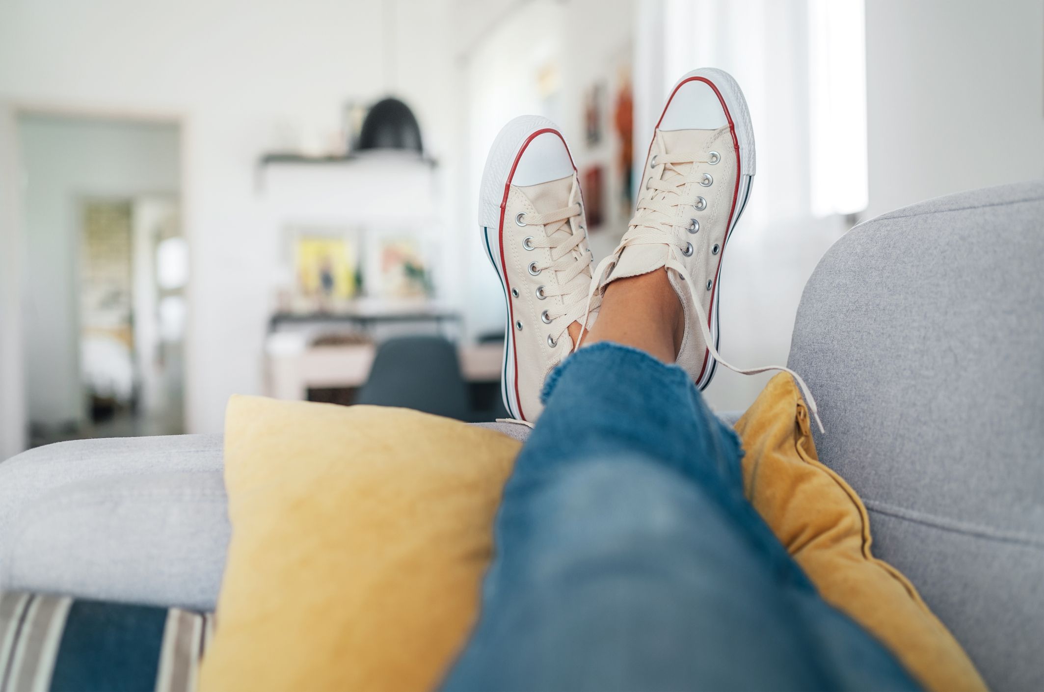 Mit deinen Schuhsohlen gelangst mit unzähligen Keimen, Chemikalien, Allergenen und Mikroplastik in Kontakt.