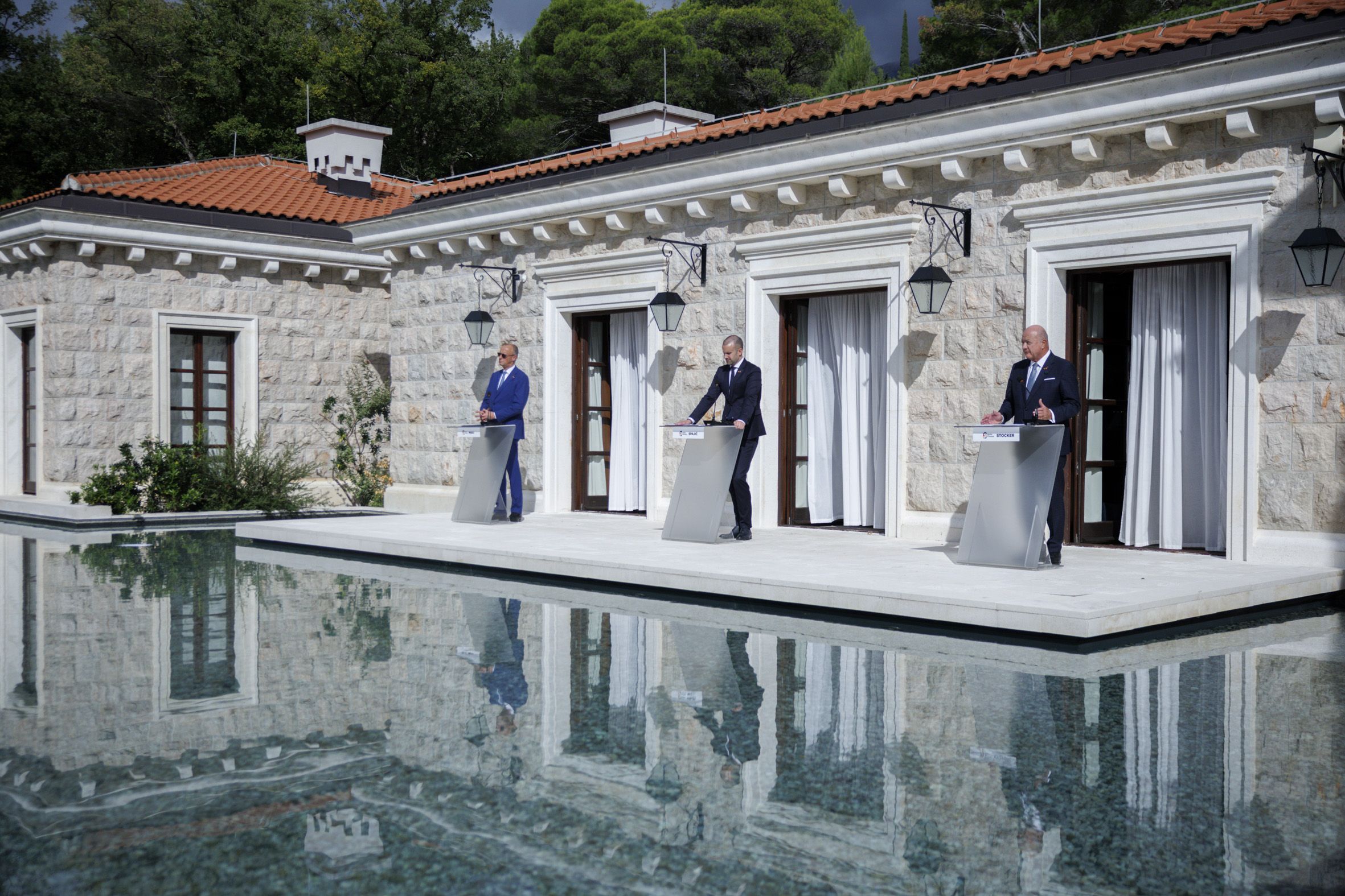 Bundeskanzler Christian Stocker (ÖVP) beim Gipfel in Montenegro mit dem deutschen Kanzler Friedrich Merz (l.) und dem Premierminister von Montenegro Milojko Spajić. 