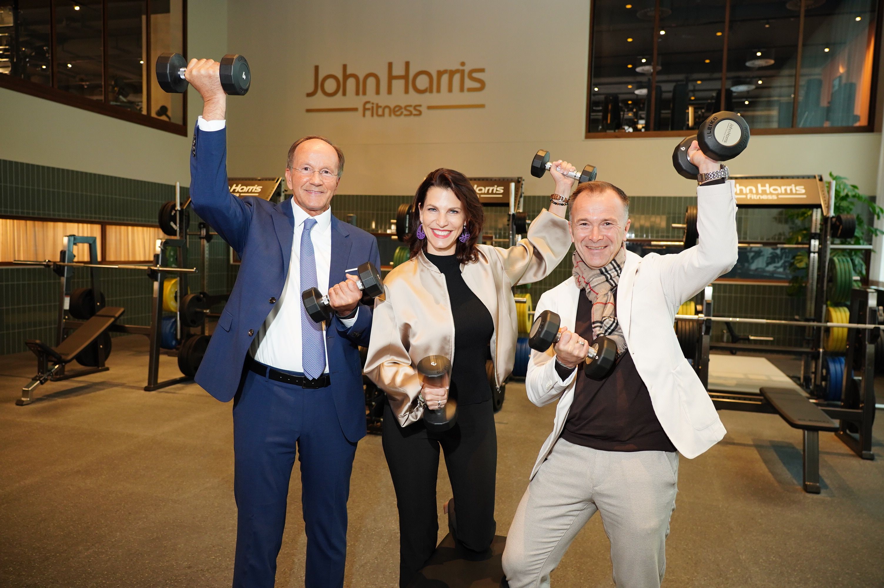 John-Harris-Chef Ernst Minar mit Karoline Edtstadler und Bernhard Auinger