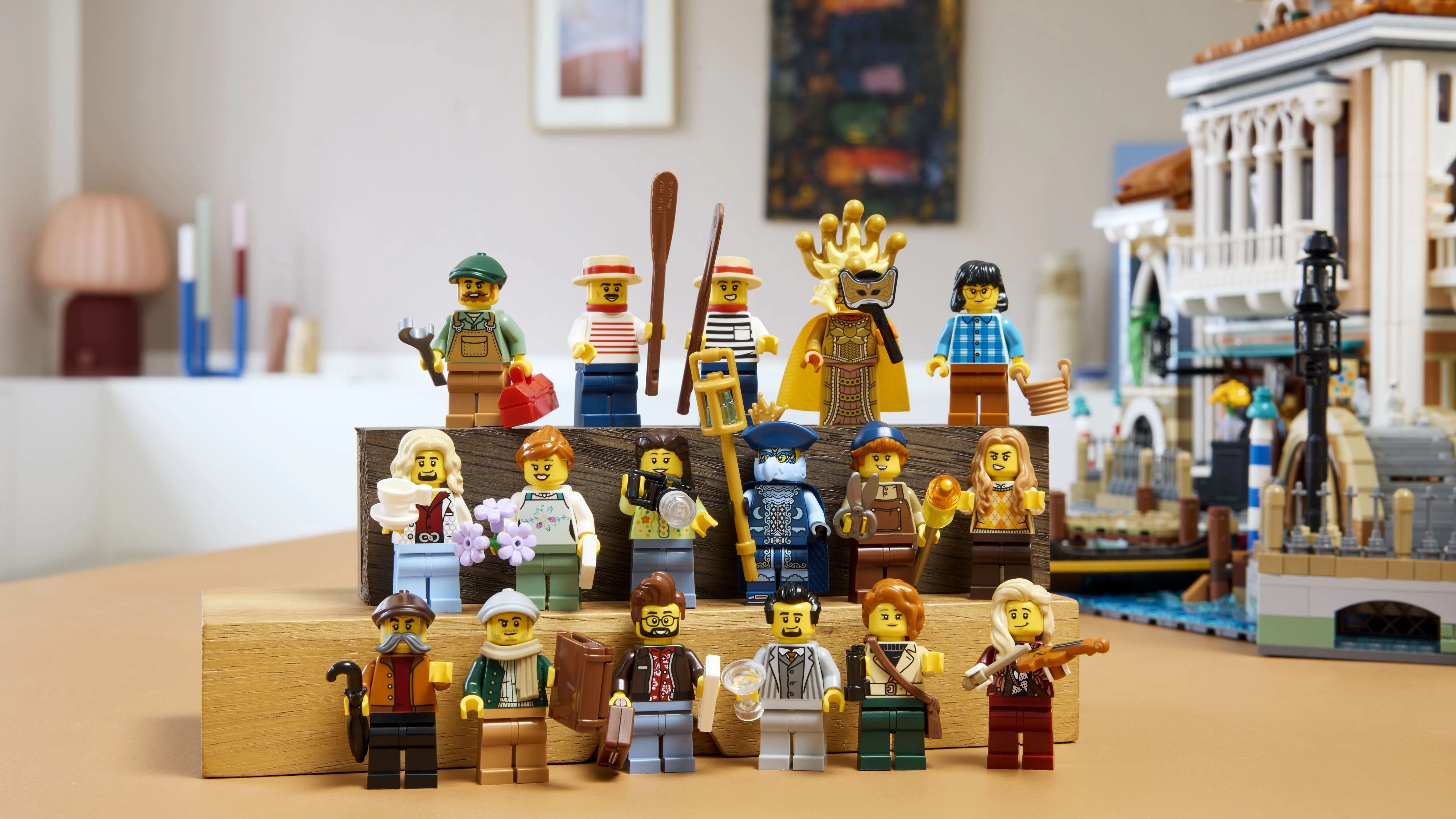 Für Leben in der Kulisse sorgen 17 Minifiguren, darunter Gondolieri, Musiker, Touristen und Karnevalsgäste.