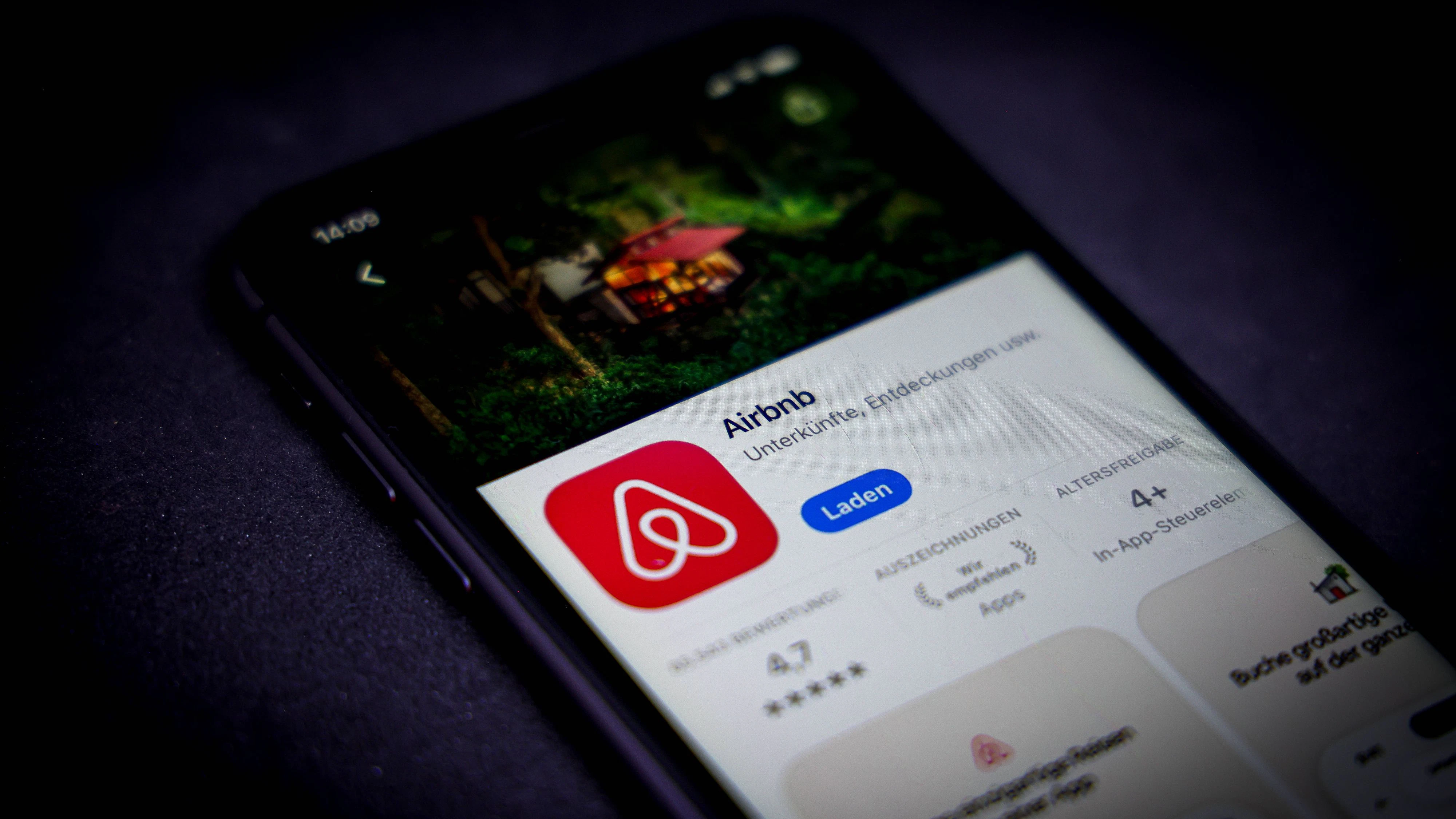Apple App Store auf einem iPhone. Top-Apps. Airbnb. // 01.08.2026 *** Apple App Store on an iPhone: Top Apps  Airbnb, January 8, 2026