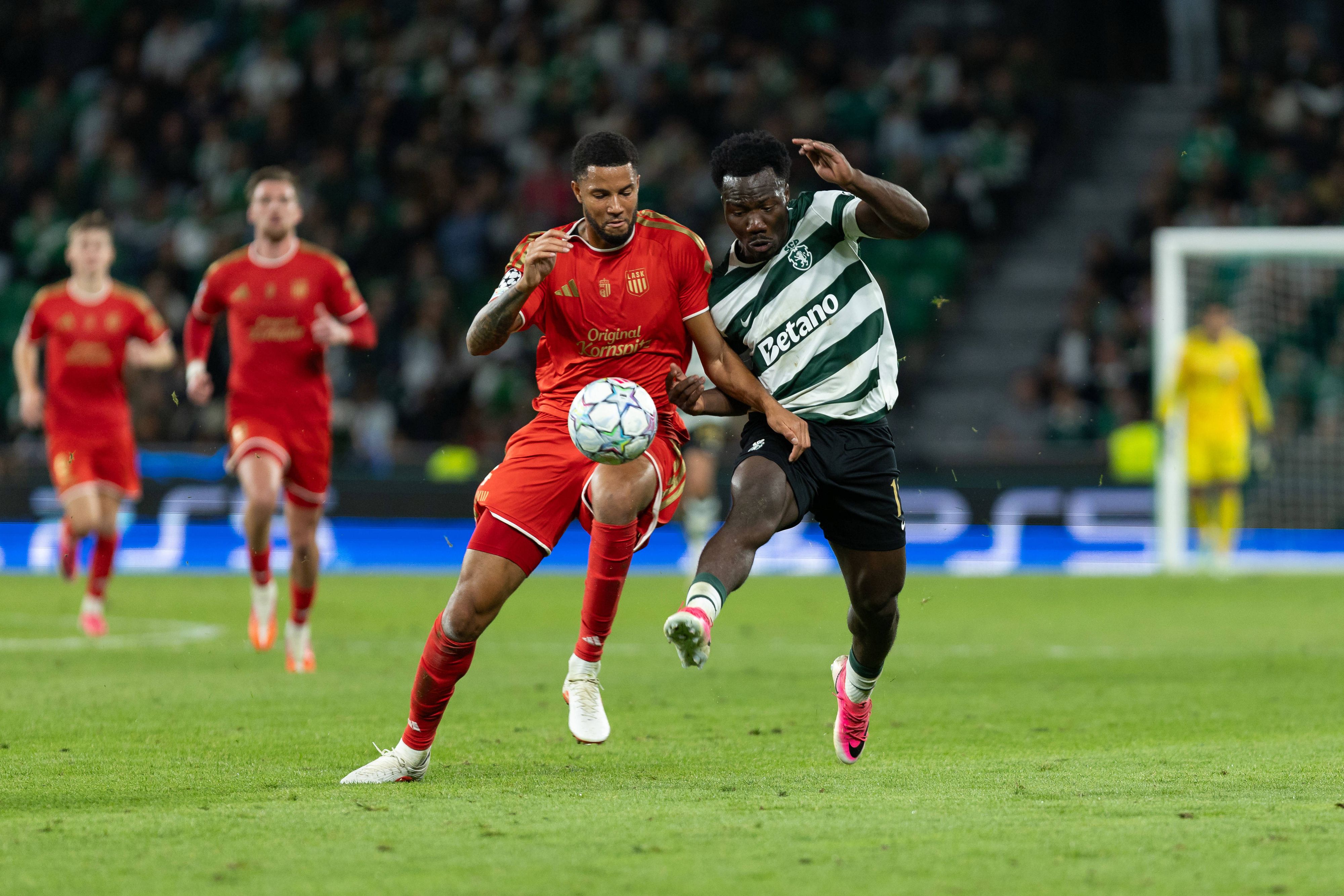 LASK-Kicker Xavier Mbuyamba (in Rot) im Duell gegen Sporting Lissabon. 