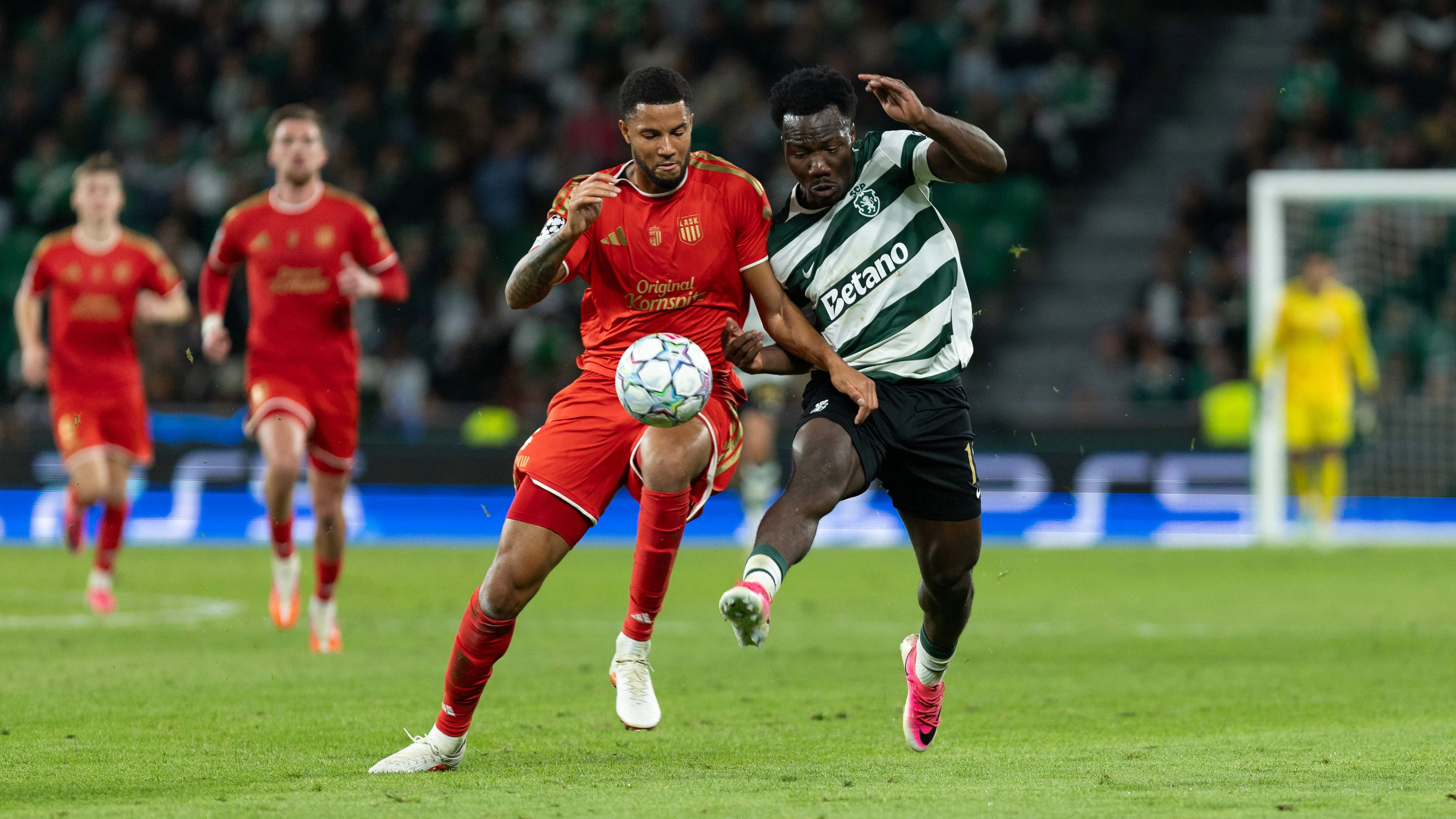 LASK-Kicker Xavier Mbuyamba (in Rot) im Duell gegen Sporting Lissabon. 