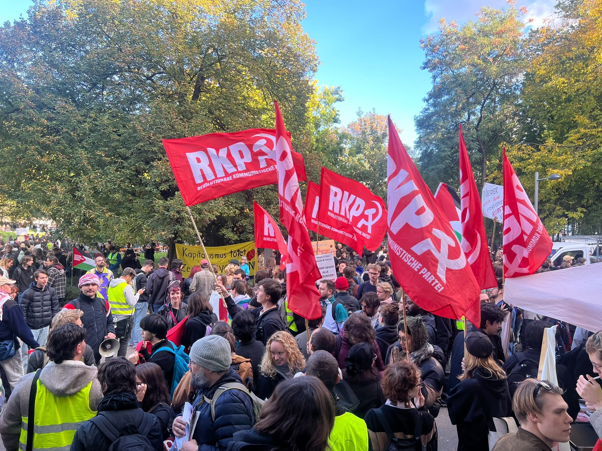 Heute.at - Mega-Demo in Wien sorgt für Verkehrskollaps in der City