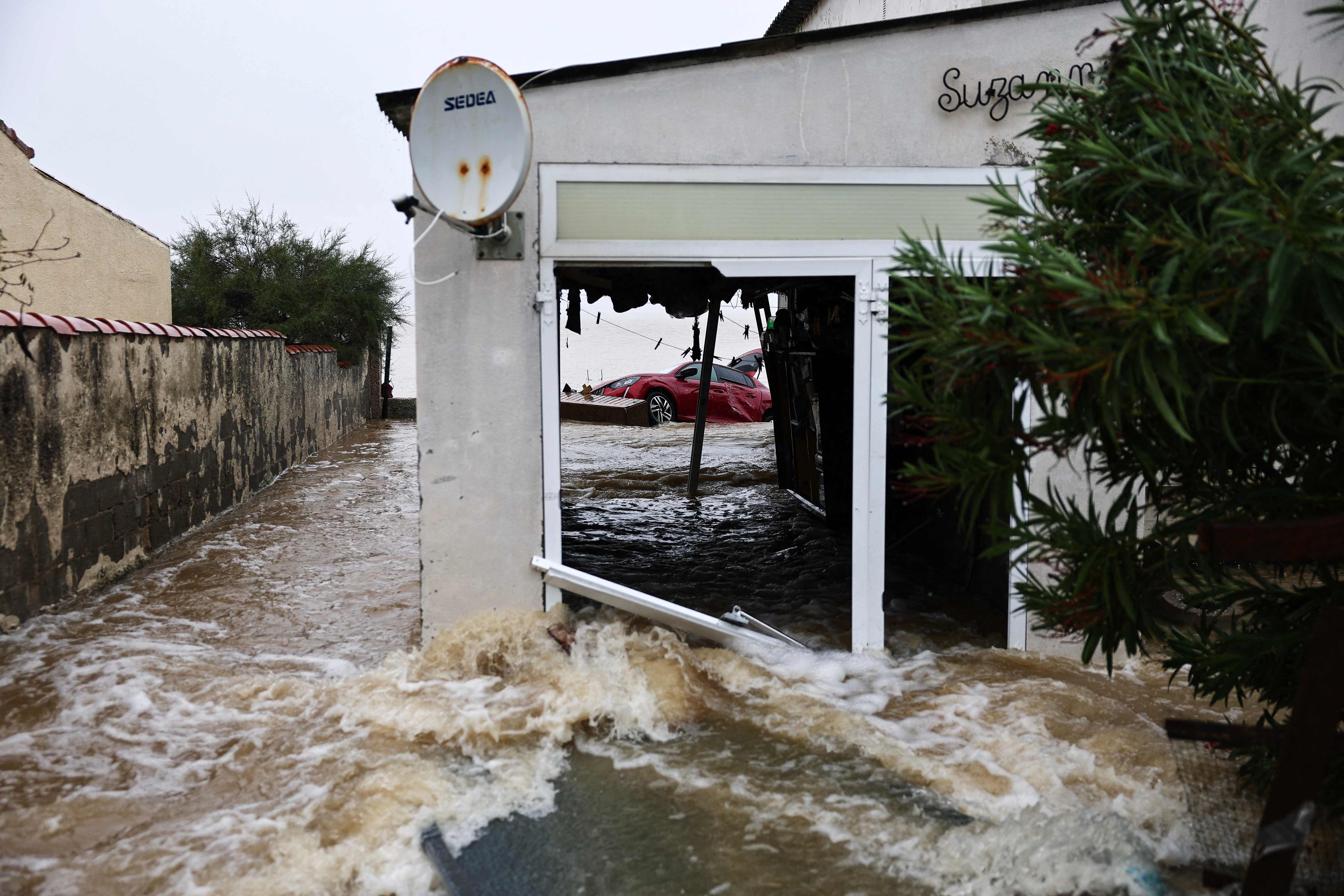 Heftige Regenfälle sorgten in Saint-Mitre-les-Remparts nahe Marseille für schwere Überschwemmungen. Autos und Häuser wurden von den Wassermassen erfasst.
