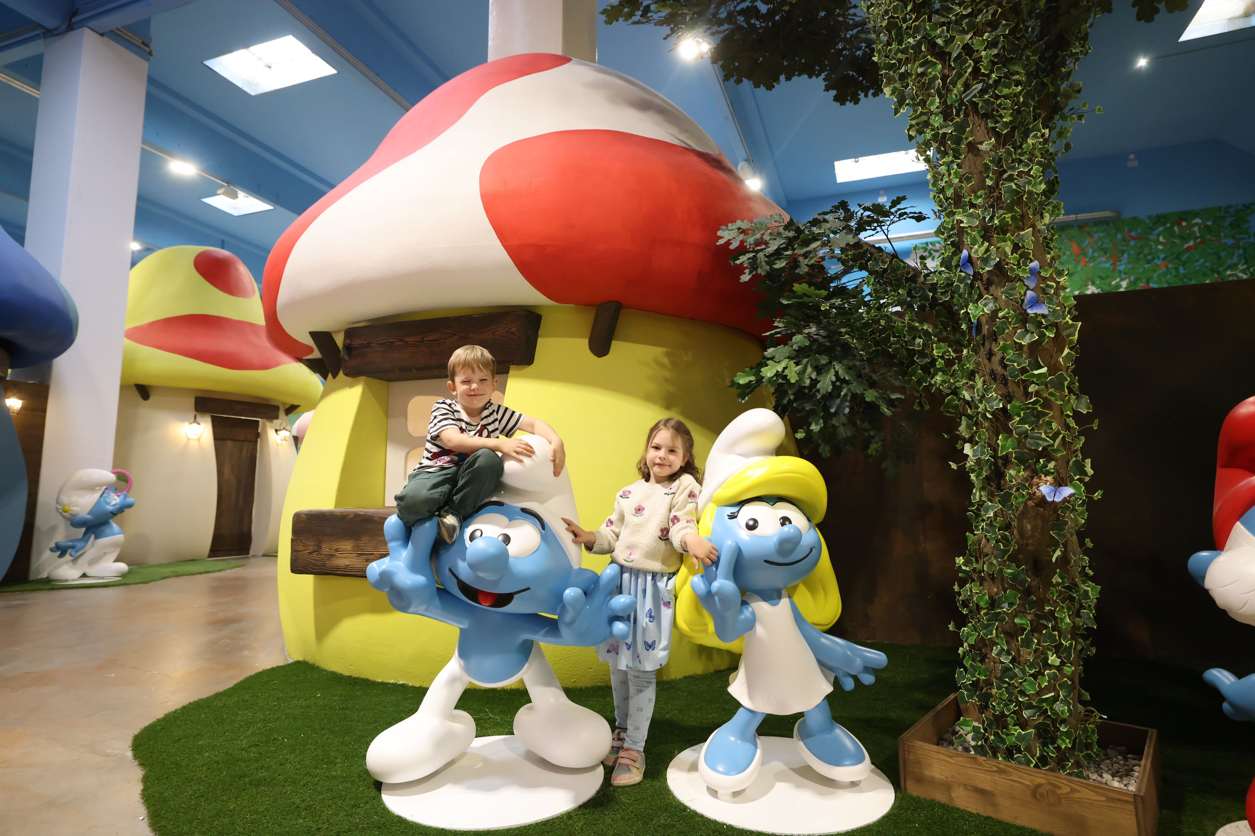 Felix und Amelie durften die Schlumpfwelt in Traiskirchen schon besuchen.