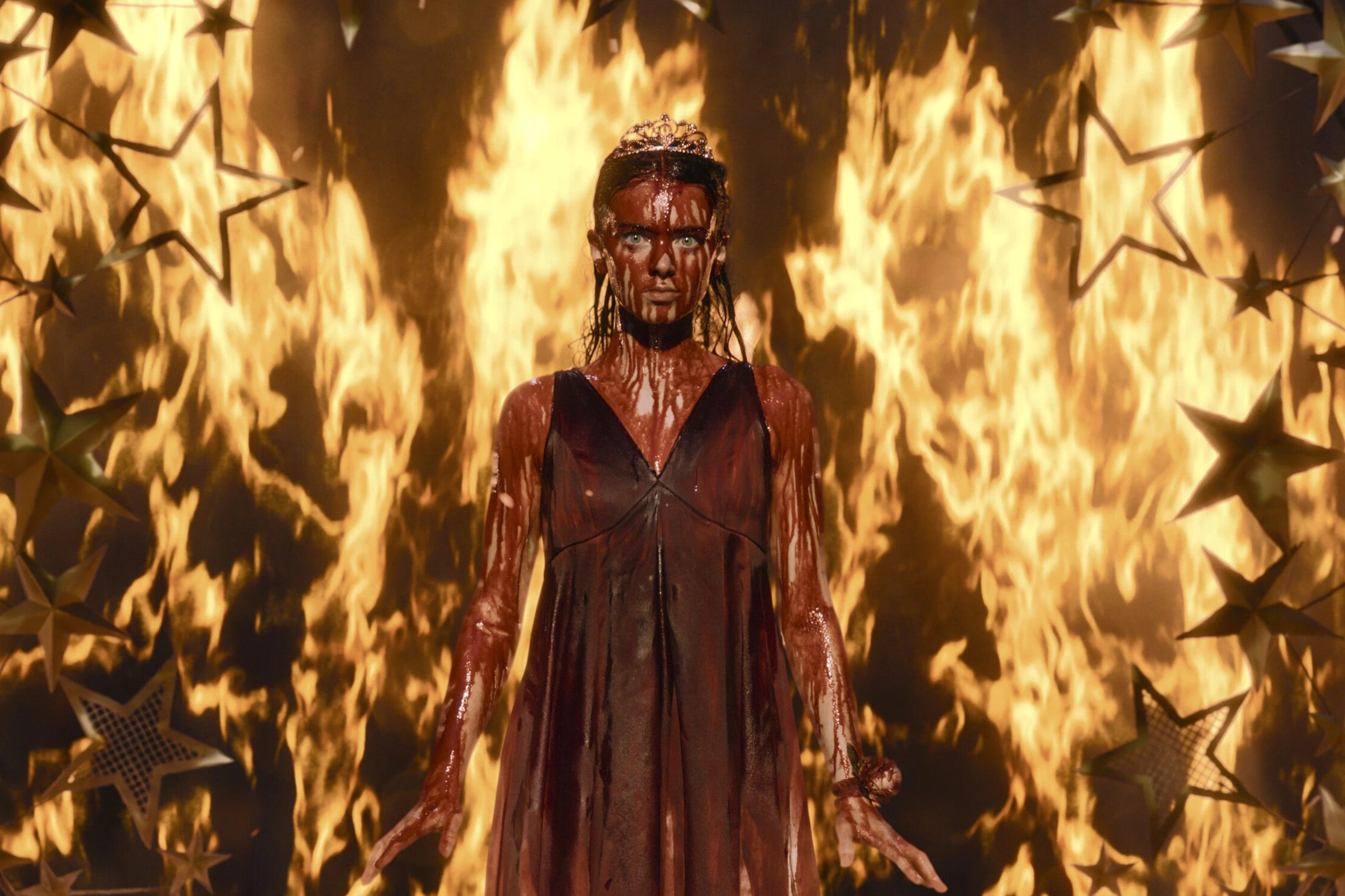 Szene aus der neuen Amazon-Prime-Serie "Carrie": Horrorfilme und Gruselgeschichten erlauben uns, solche Situationen aus sicherer Entfernung zu erleben
