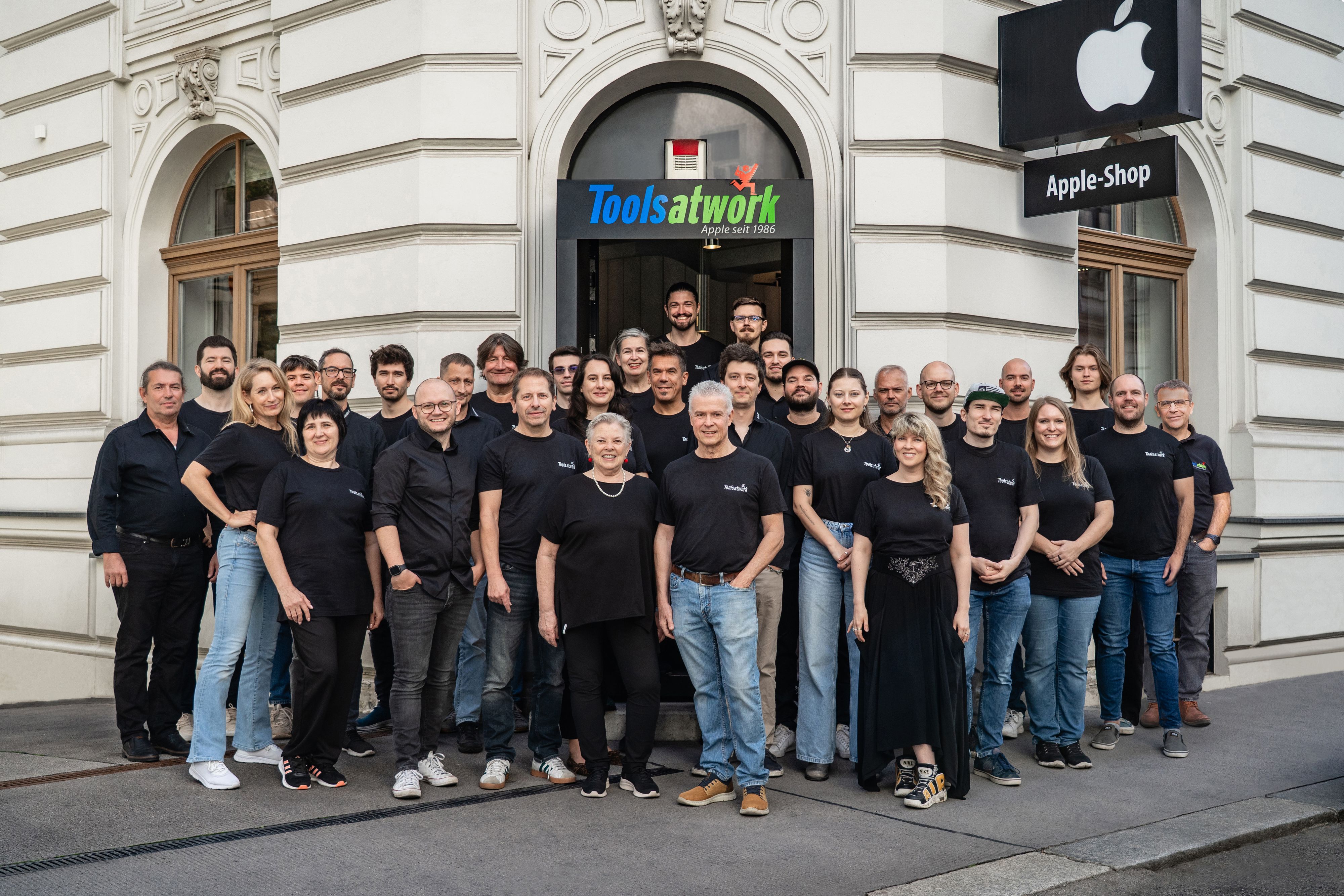 Das Team von Tools at Work vor dem firmeneigenen Apple Shop in der Zirkusgasse 40 in 1020 Wien.