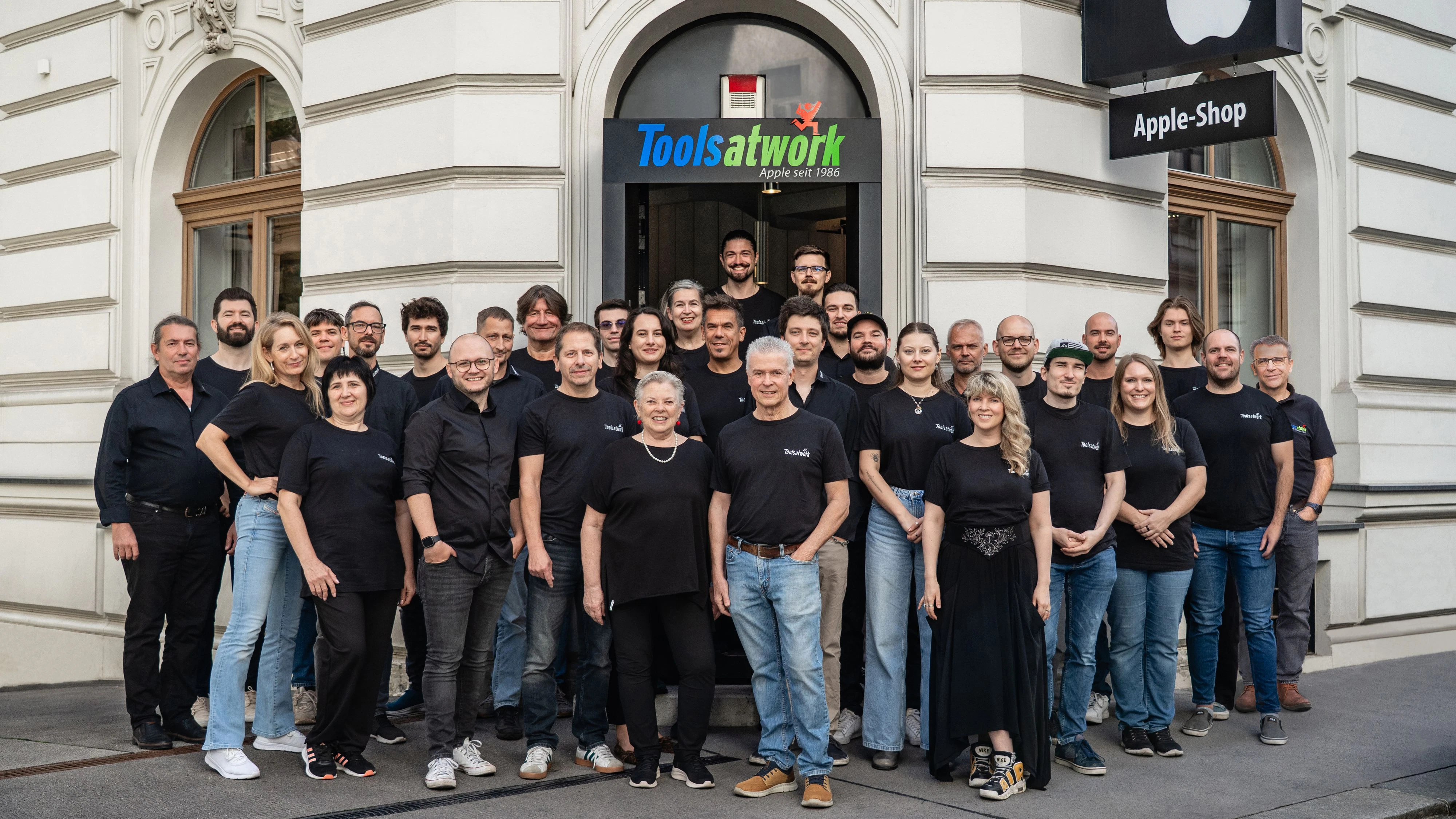 Das Team von Tools at Work vor dem firmeneigenen Apple Shop in der Zirkusgasse 40 in 1020 Wien.