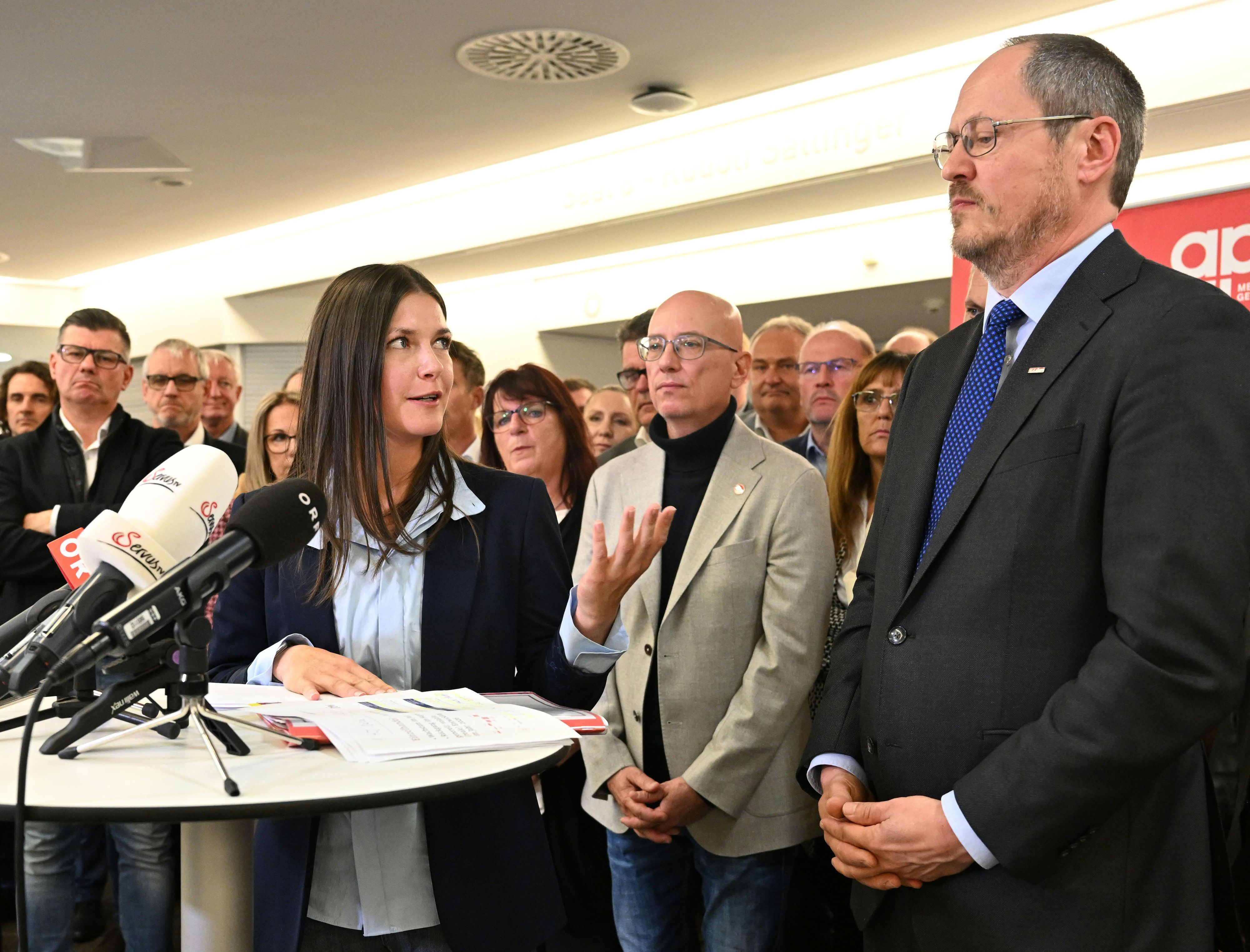 GPA-Chefverhandlerin Linda Keizer (l.) und Rainer Trefelik, Obmann der Bundessparte Handel in der Wirtschaftskammer