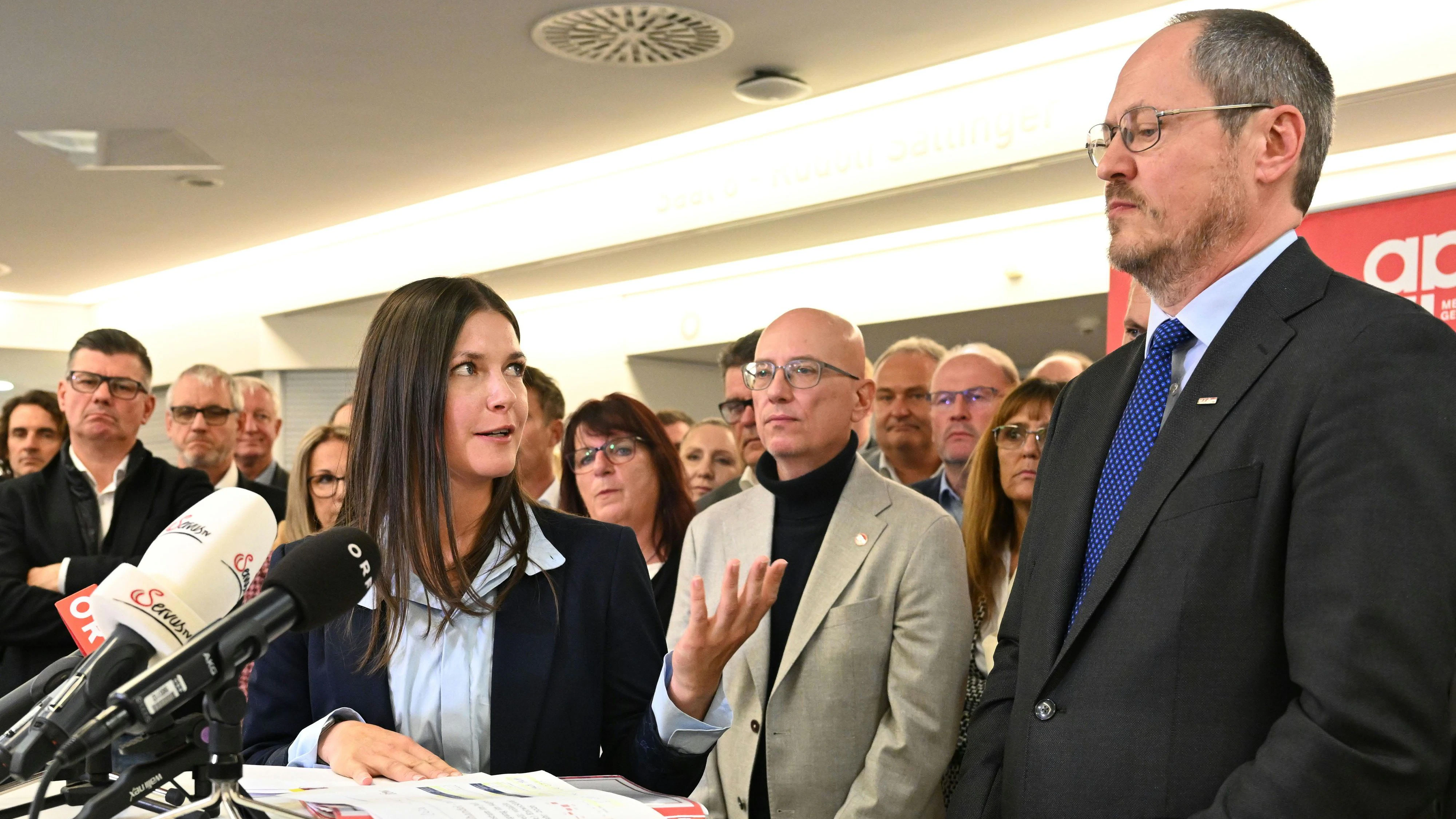 GPA-Chefverhandlerin Linda Keizer (l.) und Rainer Trefelik, Obmann der Bundessparte Handel in der Wirtschaftskammer