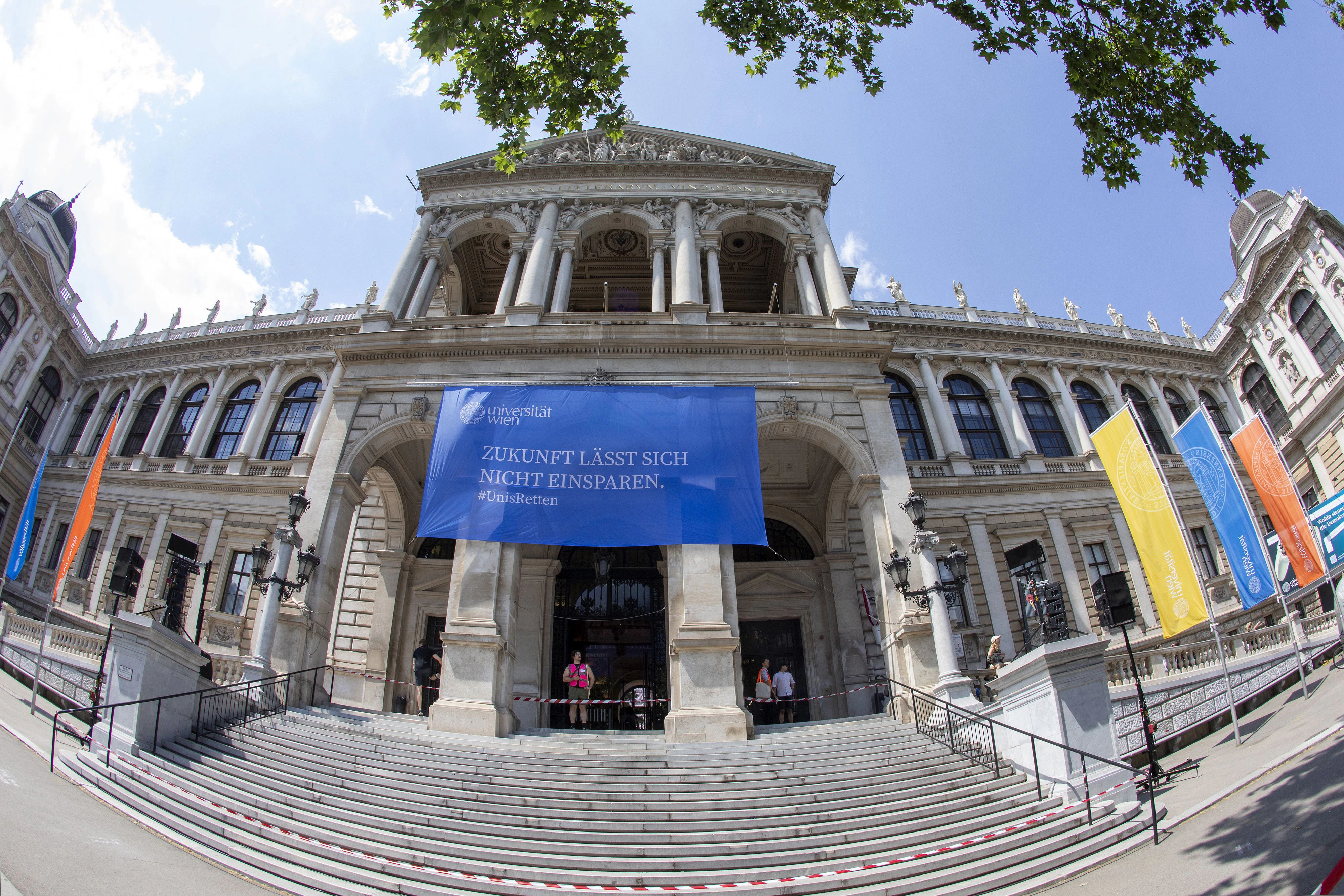 In Österreich wurden etwa die Seiten der Universität Wien und der TU Wien vom Netz genommen
