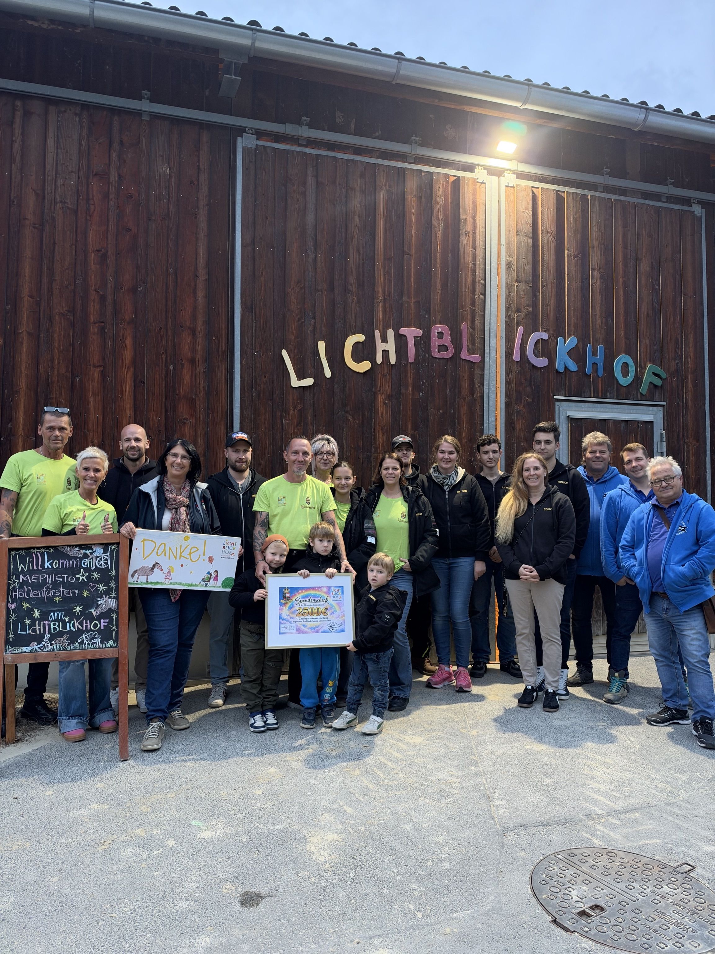 Die Mephistos Höllenfürsten aus Oeynhausen sammelten bei einer Charity-Ausstellung 2.500 Euro für ein Kinderhospiz.