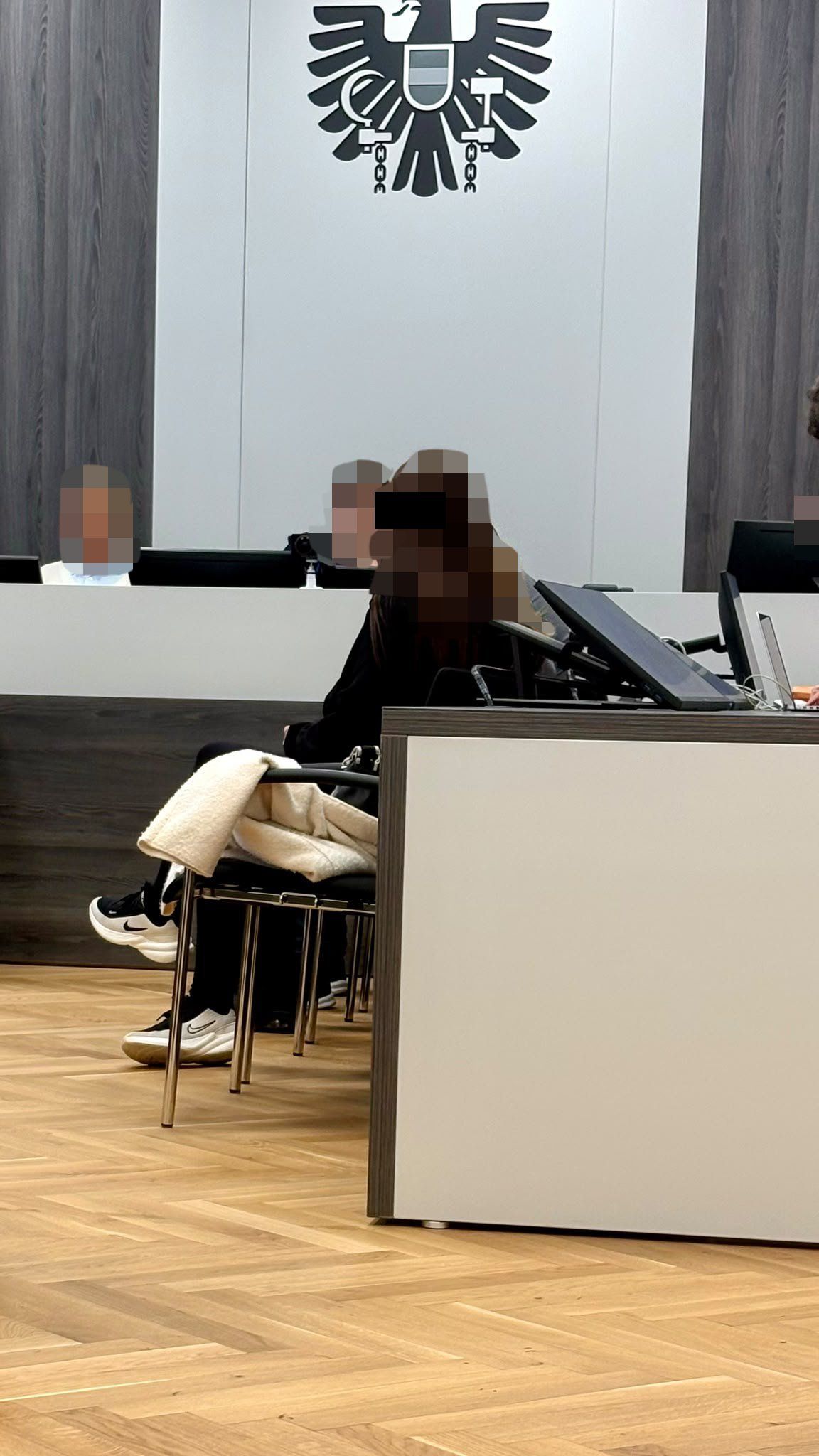 Eine der Angeklagten vor Gericht