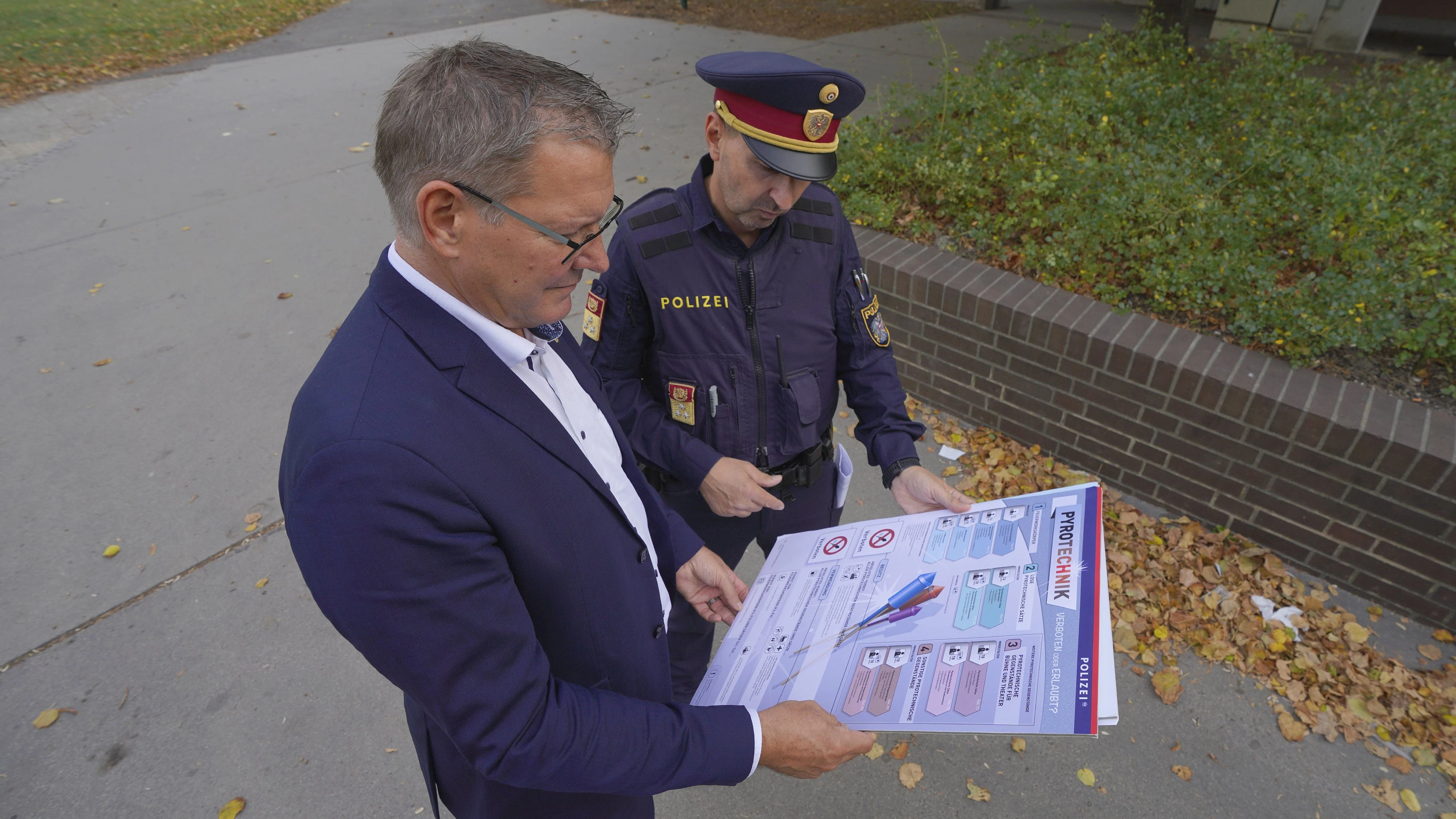 Bezirksvorsteher Georg Papai und Stadtpolizeikommandant Oberst Michael Holzgruber machen siche in Bild von der Lage.