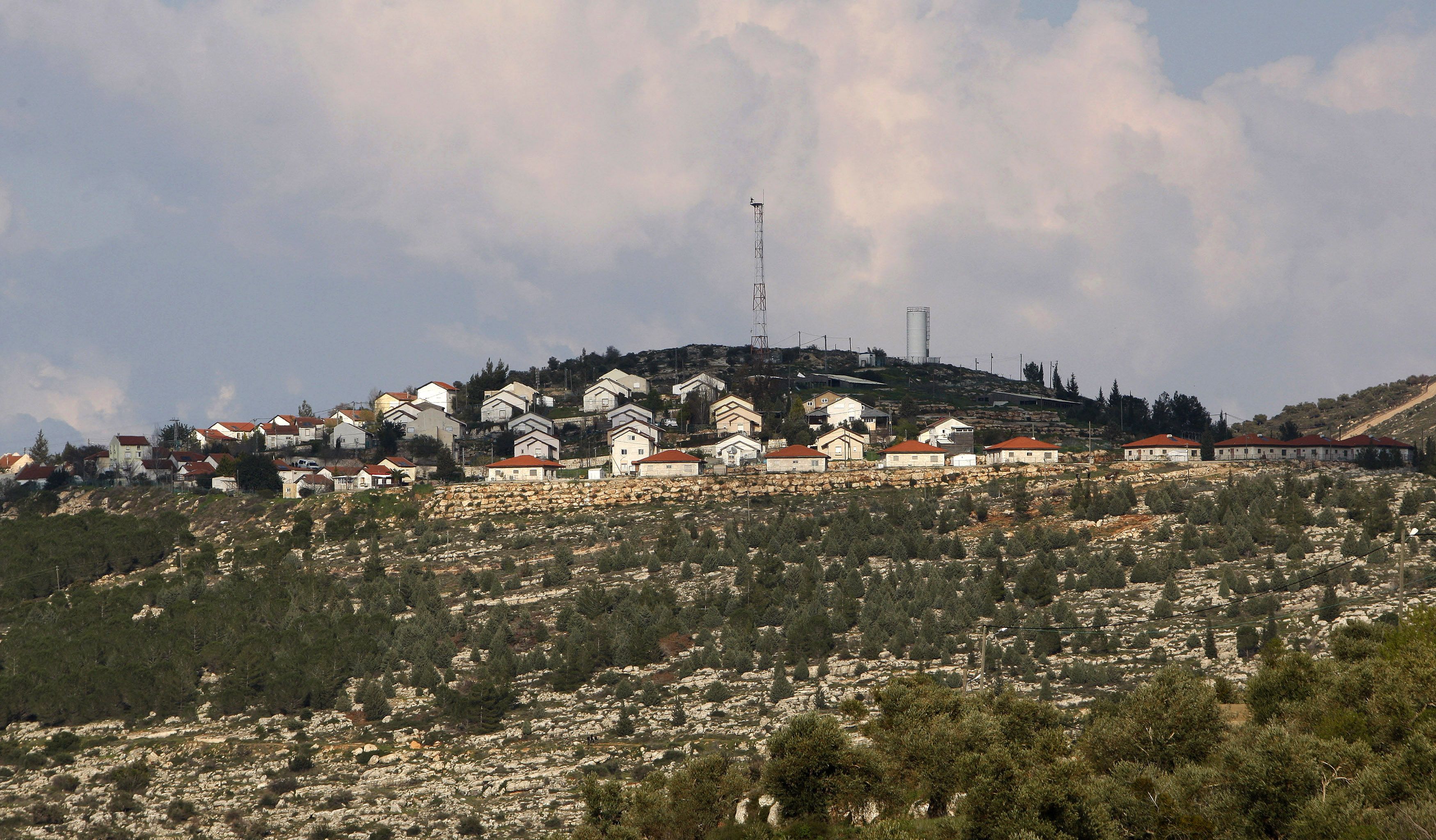 Die jüdische Siedlung Itamar auf einer Hügelkuppe mit Blick auf das im Westjordanland gelegene Dorf Awarta bei Nablus.