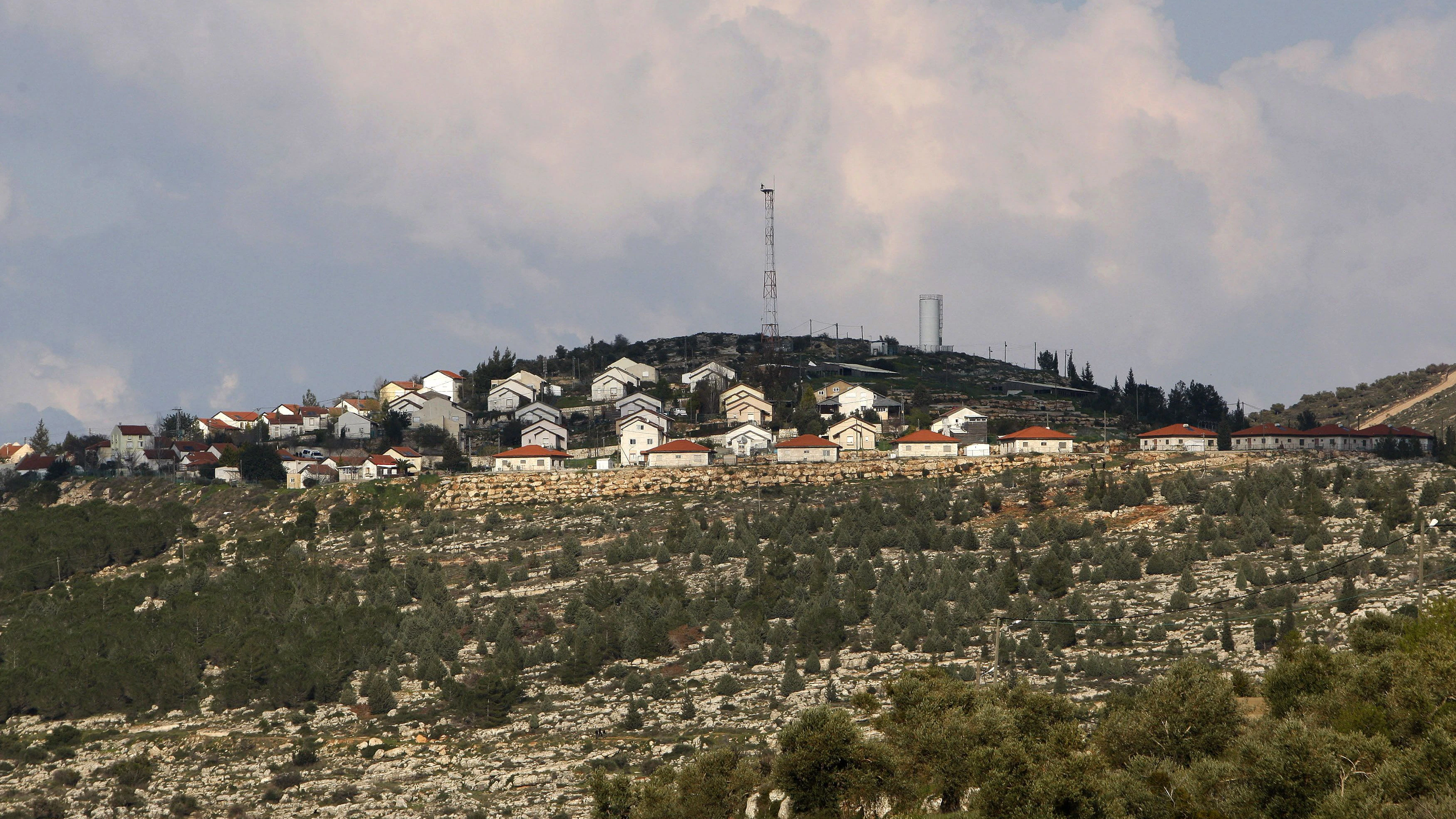 A general view shows the Jewish settlement of Itamar on a hilltop overlooking the West Bank village of Awarta near Nablus March 12, 2011. A Jewish couple and three of their children were stabbed to death in a West Bank settlement on Saturday in what Israeli officials said was an attack by a Palestinian who broke into their home in the early hours. Troops from the Israeli occupation forces set up roadblocks and were searching the area around the settlement for the suspect.   REUTERS/Abed Omar Qusini (WEST BANK - Tags: POLITICS CIVIL UNREST)