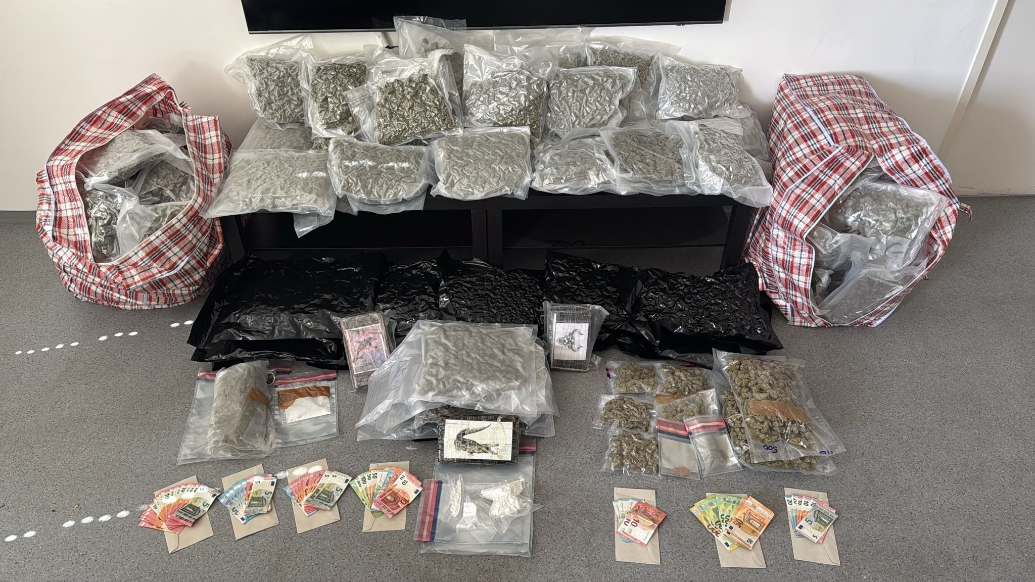 Die Polizei nahm fünf mutmaßliche Dealer fest und stellte mehr als 60 Kilogramm Drogen sicher.