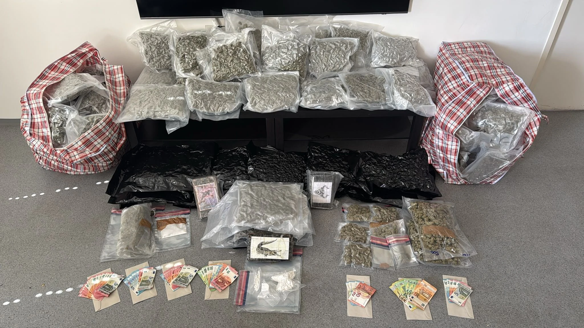 Die Polizei nahm fünf mutmaßliche Dealer fest und stellte mehr als 60 Kilogramm Drogen sicher.