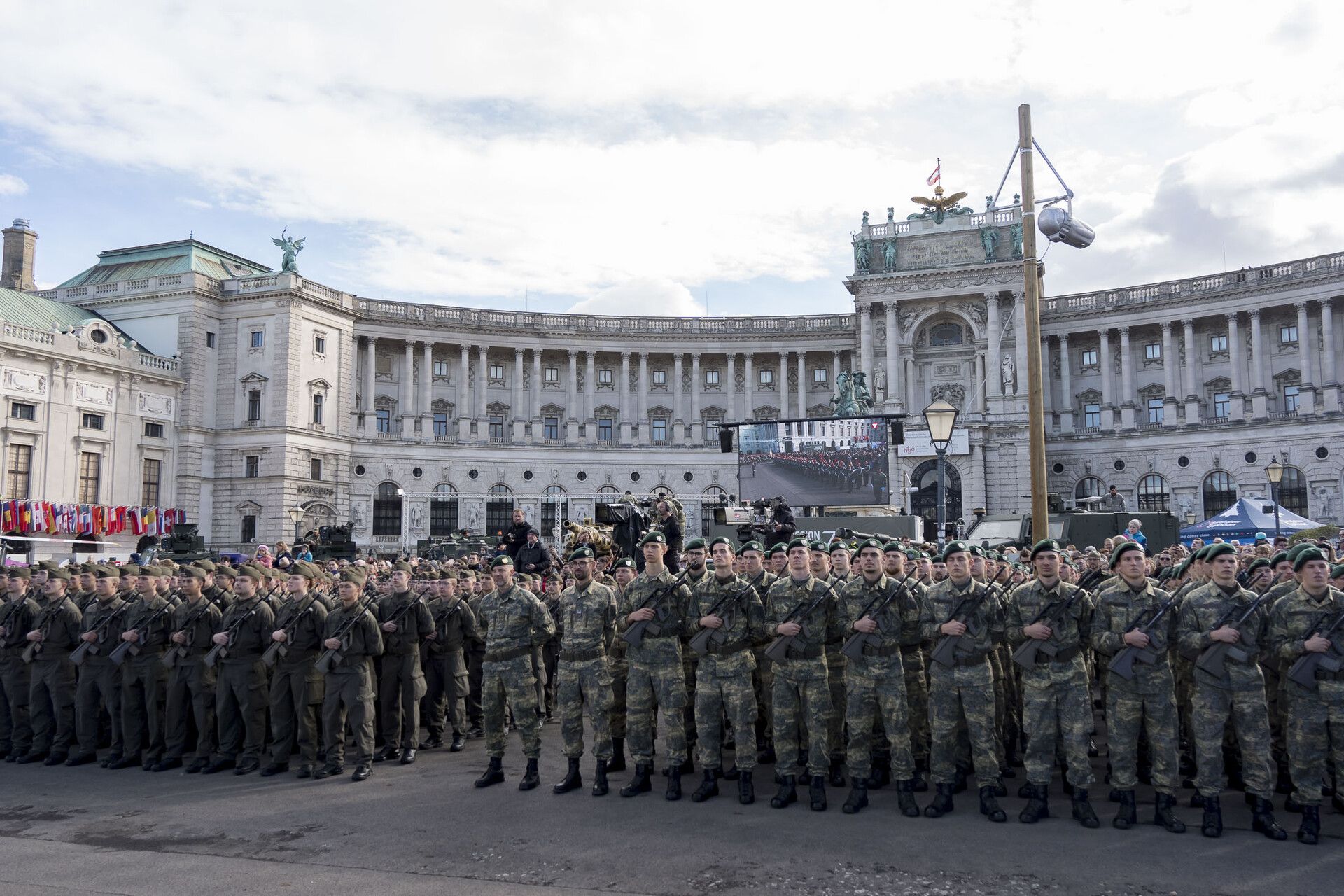 Angelobung von Rekruten am Nationalfeiertag am Heldenplatz in Wien