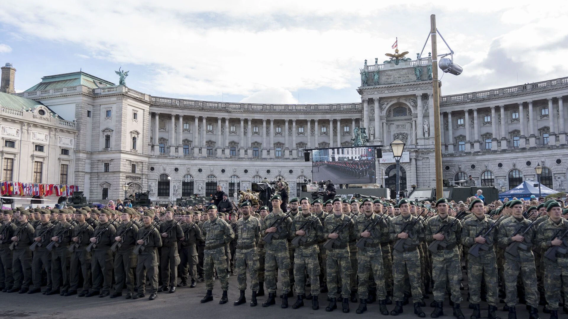 Angelobung von Rekruten am Nationalfeiertag am Heldenplatz in Wien