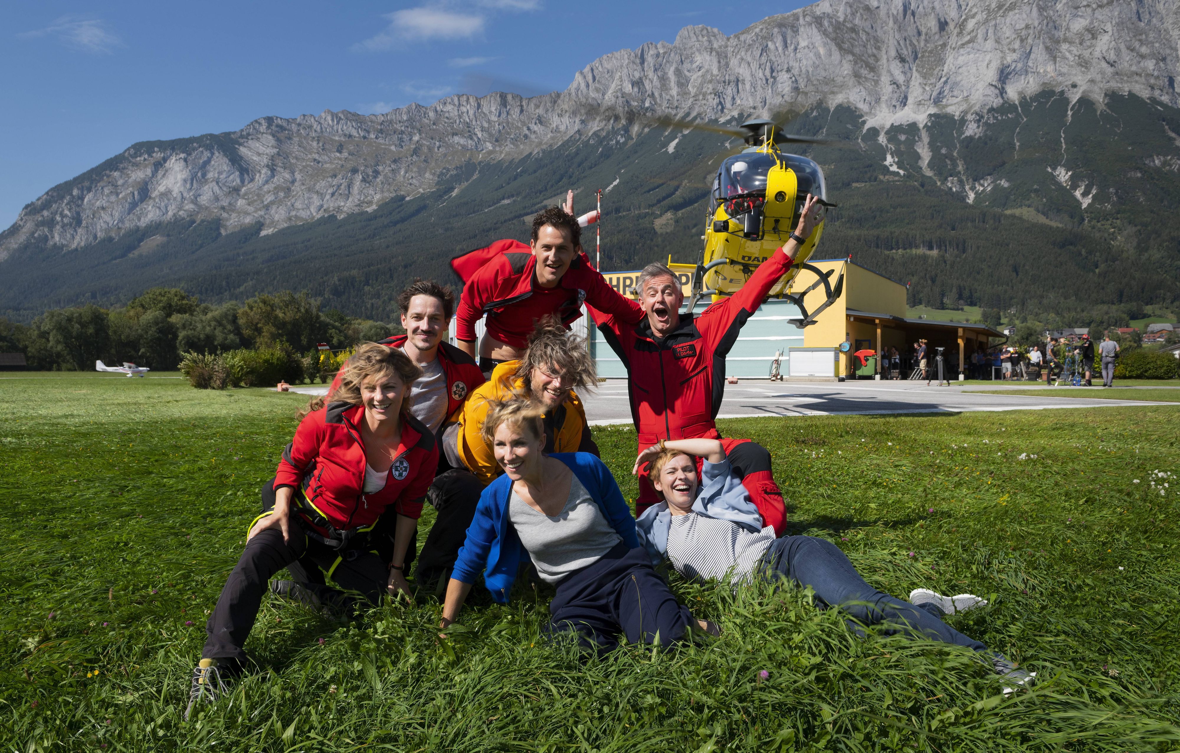 Die Schauspieler (l-r) Luise Baehr, Markus Brandl, Michael Pascher (hinten), Sebastian Stroebel (Mitte), Maxi Wawel (vorne), Robert Lohr (hinten) und Gundula Niemeyer (vorne) / Dreharbeiten zur 10. Staffel der ZDF-Serie DIE BERGRETTER