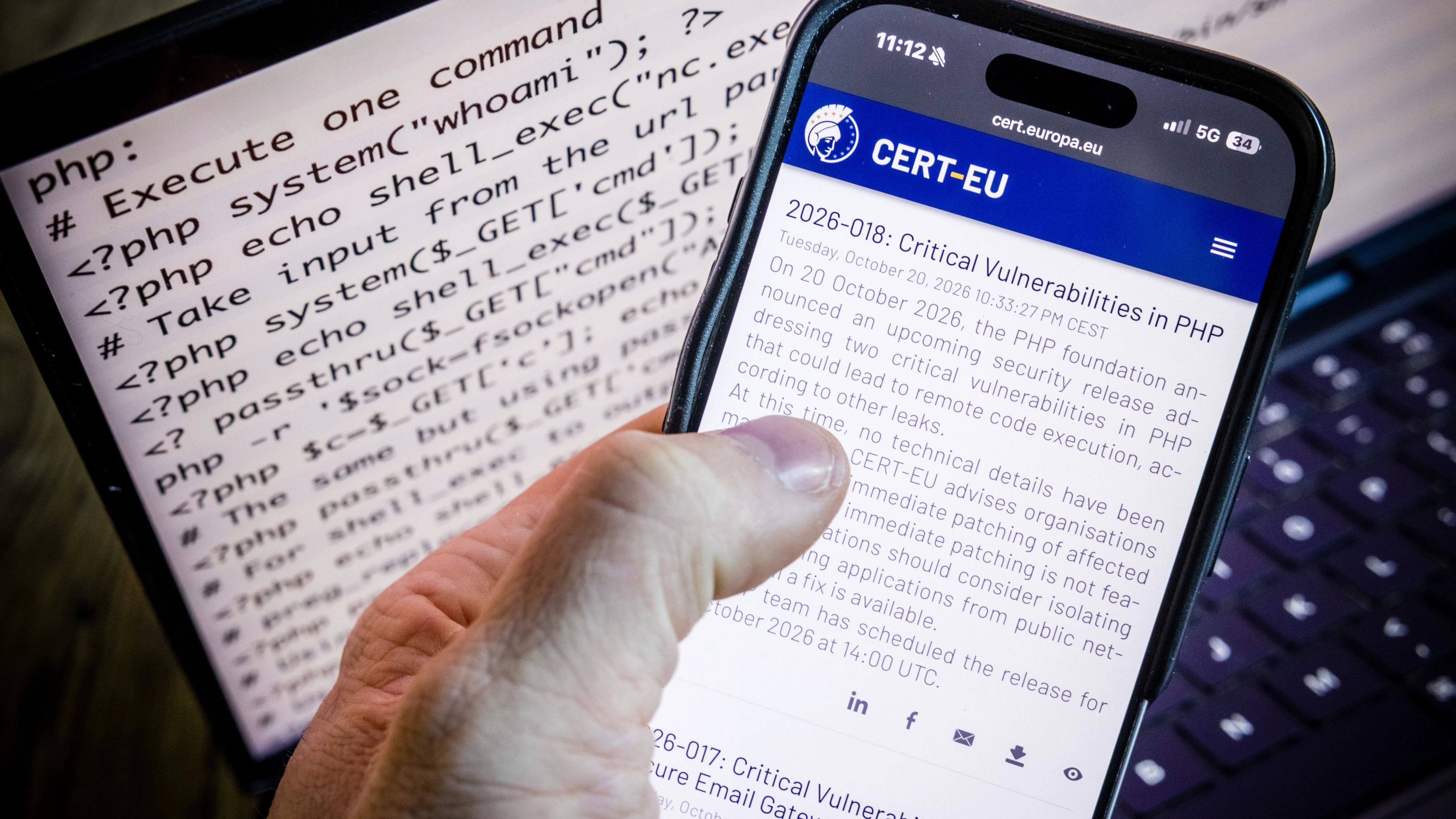 Das Europäische Computer-Notfallteam (CERT-EU) mit der Aufforderung, Websites und Anwendungen offline zu nehmen. In der Programmiersprache PHP wurden Sicherheitslücken entdeckt