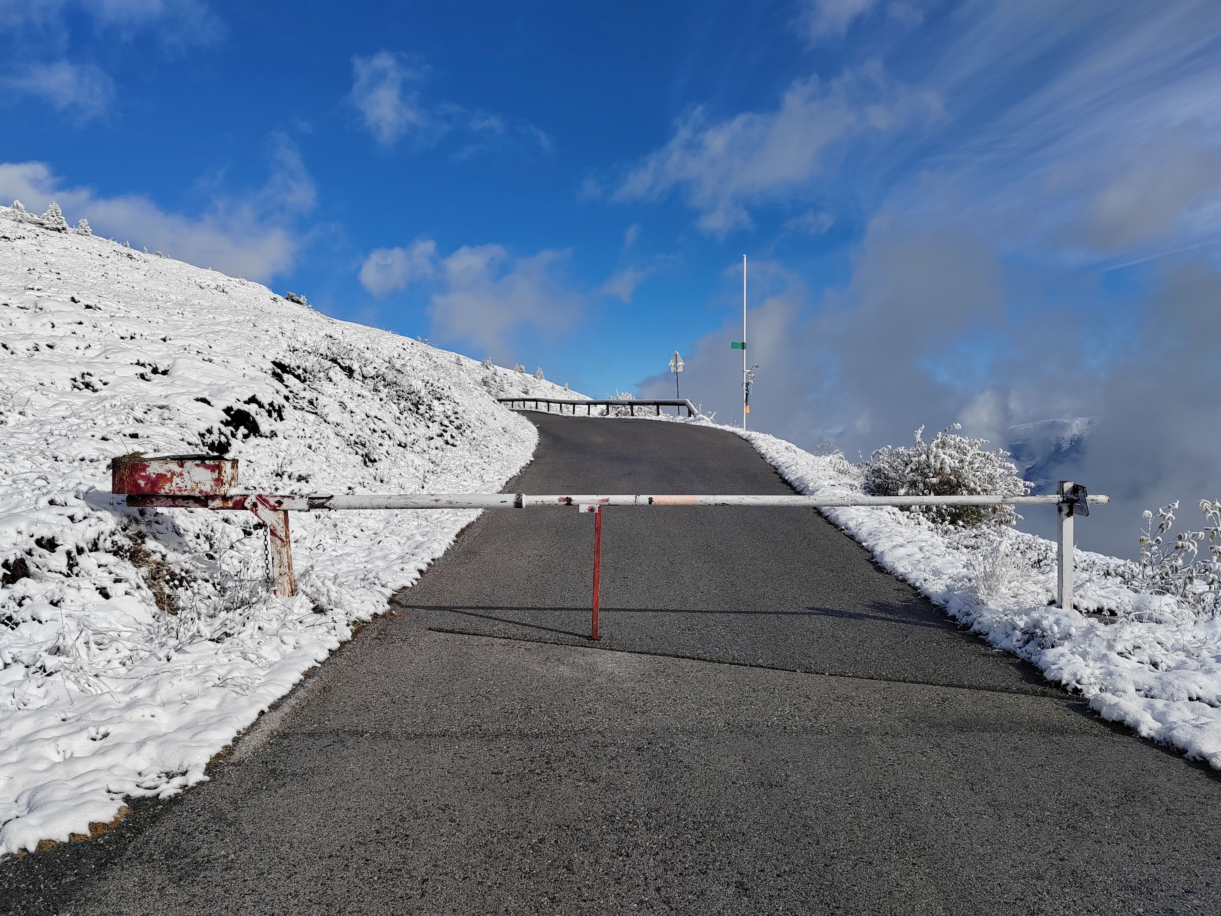 Heute.at - Bis auf Weiteres – Straßensperre nach Wintereinbruch