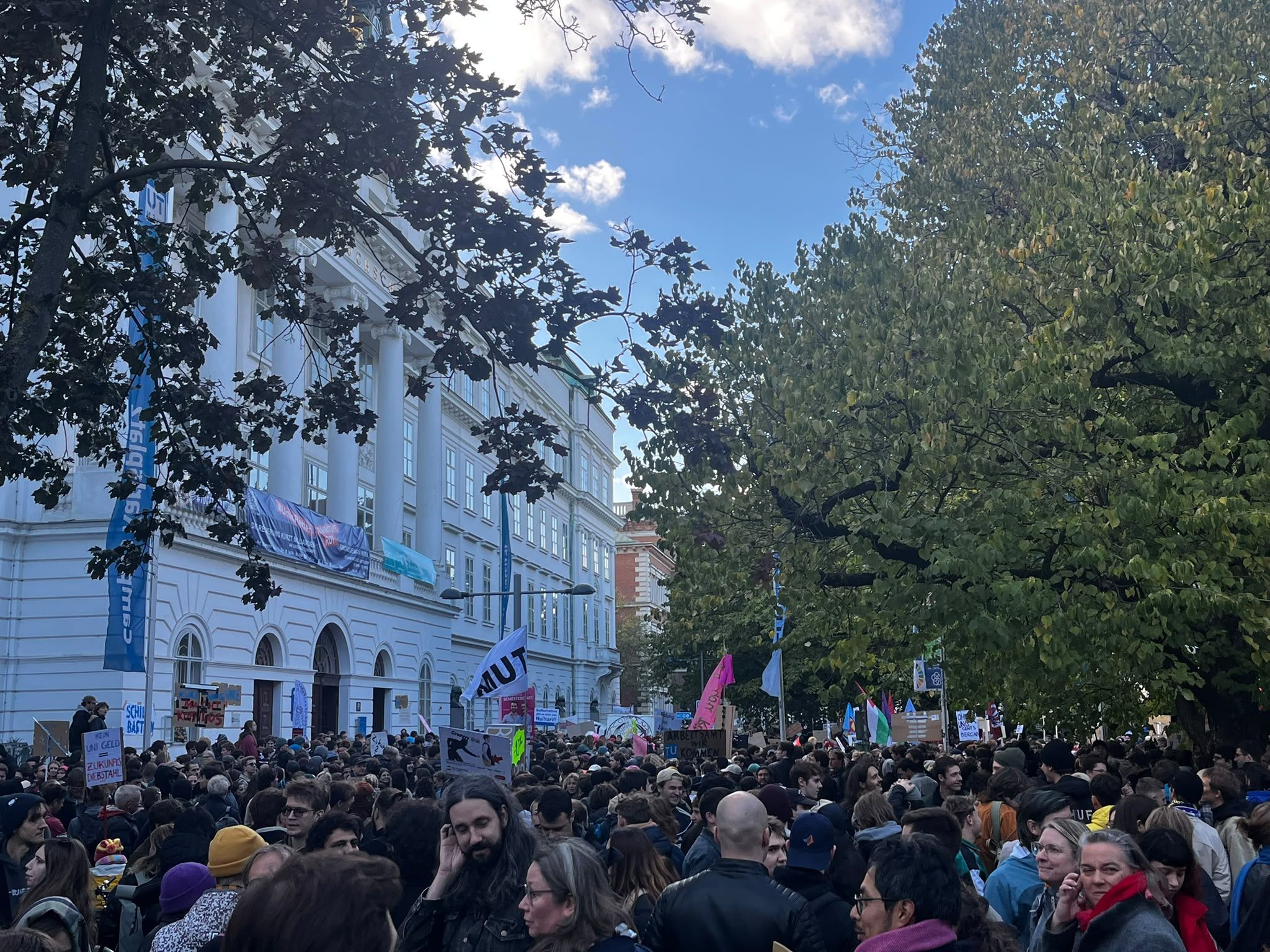 Tausende Menschen haben sich bereits vor der TU Wien versammelt.