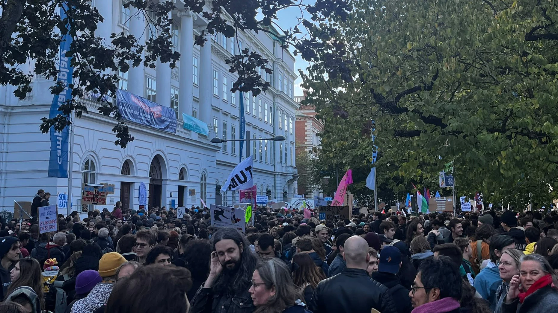 Tausende Menschen haben sich bereits vor der TU Wien versammelt.