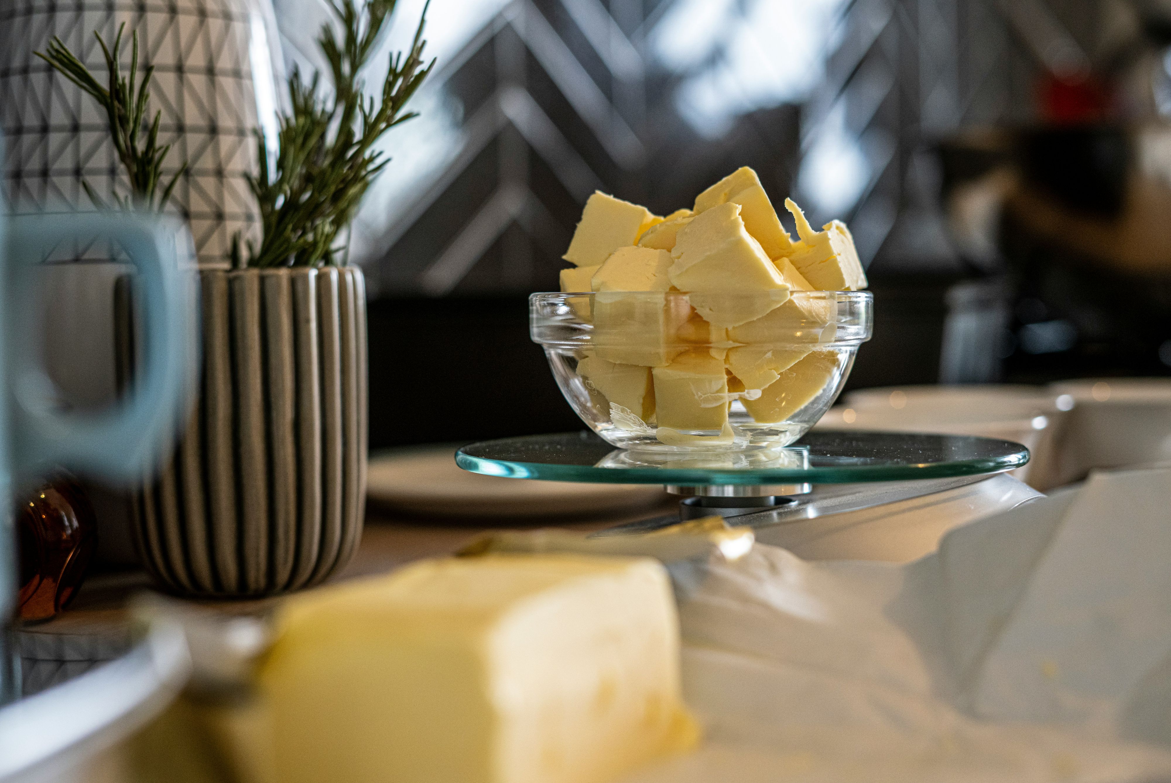 Kokosöl wird als Superfood gefeiert, Butter gerne verteufelt und Olivenöl gilt als Alleskönner. 