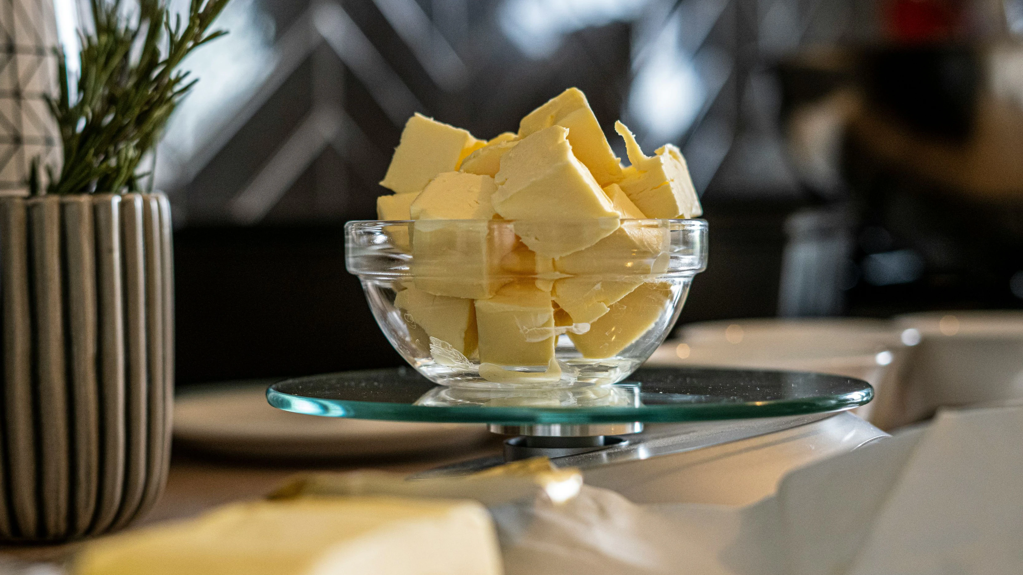 Kokosöl wird als Superfood gefeiert, Butter gerne verteufelt und Olivenöl gilt als Alleskönner. 