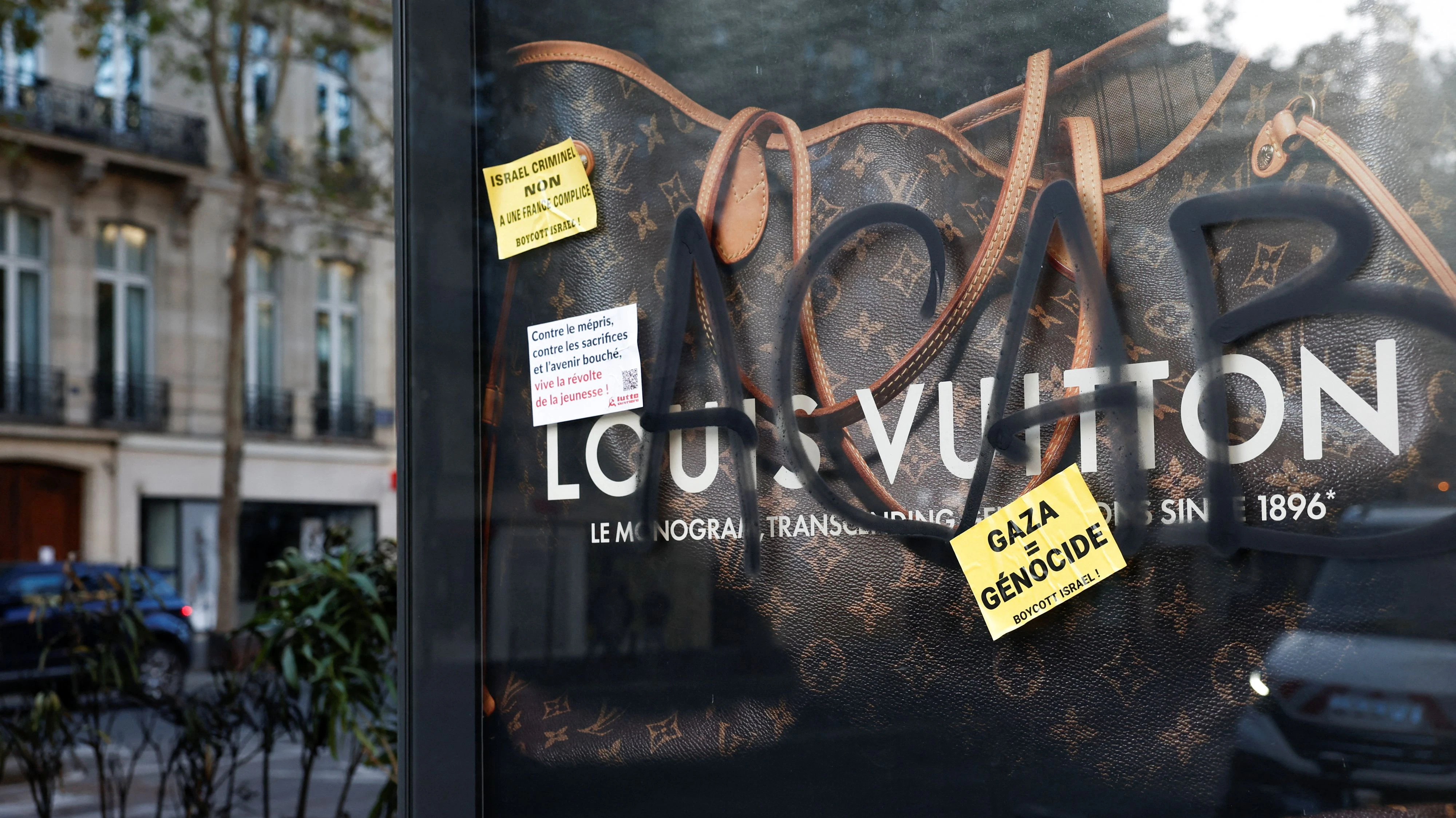 Ein Schaufenster einer Louis-Vuitton-Filiale in Paris am Tag nach ihrer Plünderung am Samstag.