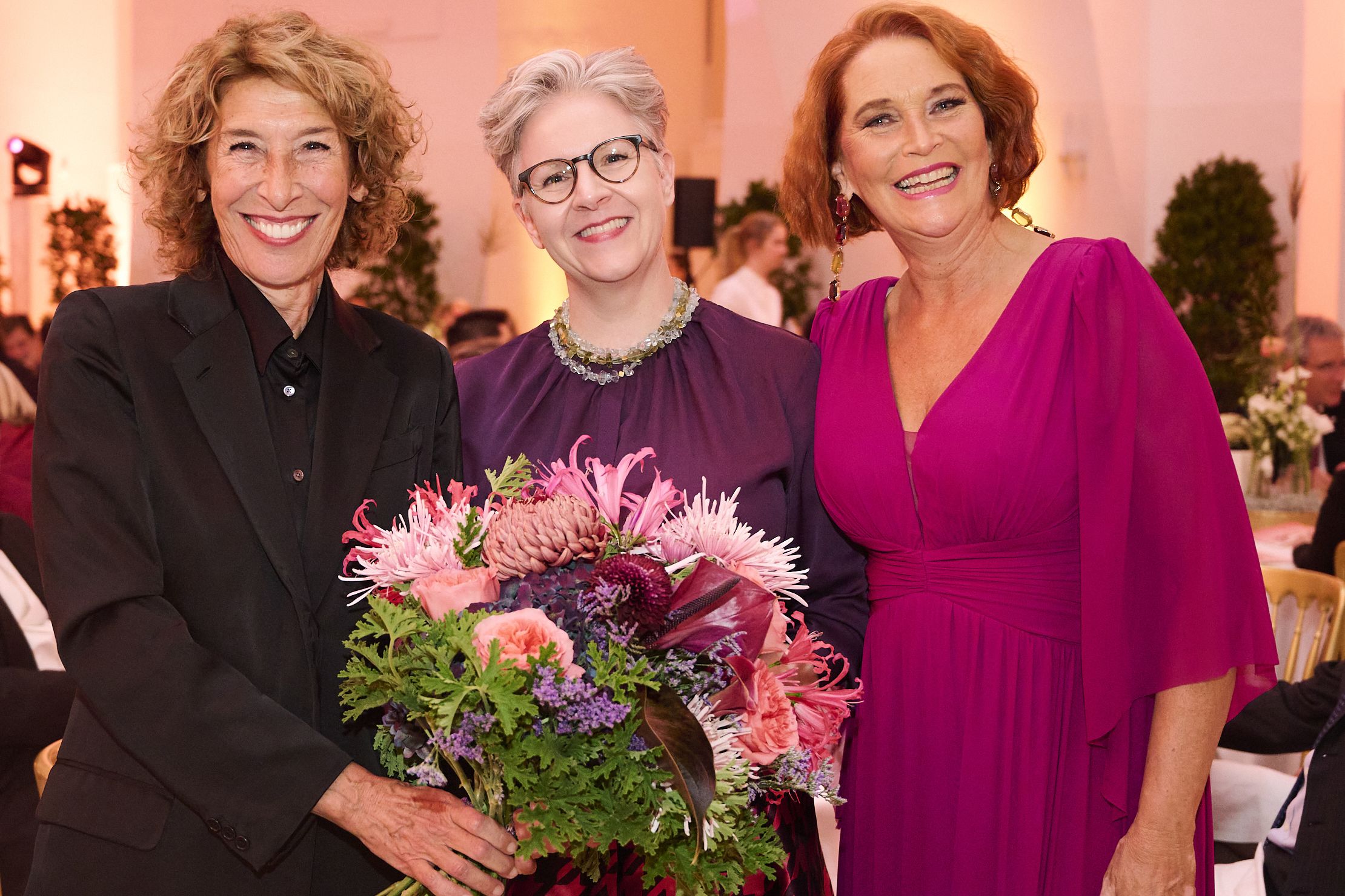 Schauspielerin Adele Neuhauser mit Nationalbibliothek-Generaldirektorin Michaela Mayr und Musicalstar Maya Hakvoort