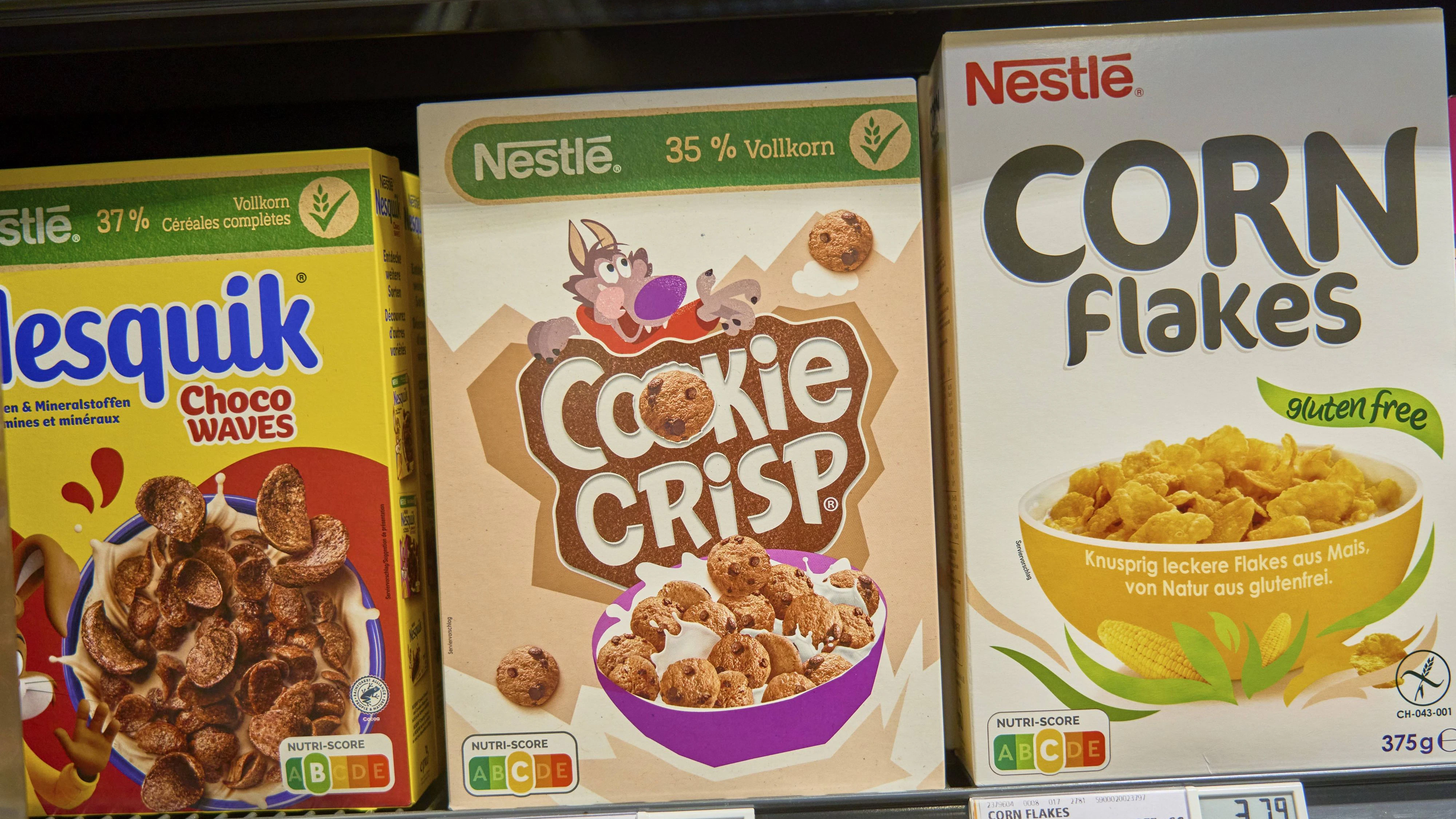 Cookie Crisp und Cornflakes von Nestlé neben Nesquik-Cerealien in einem Regal, Müsli im Rewe Laden Cookie crisp and cornflakes from Nestlé next to Nesquik cereals on a shelf, cereal in the Rewe store Copyright: imageBROKER/brandxnews iblbee18252173.jpg Bitte beachten Sie die gesetzlichen Bestimmungen des deutschen Urheberrechtes hinsichtlich der Namensnennung des Fotografen im direkten Umfeld der Veröffentlichung