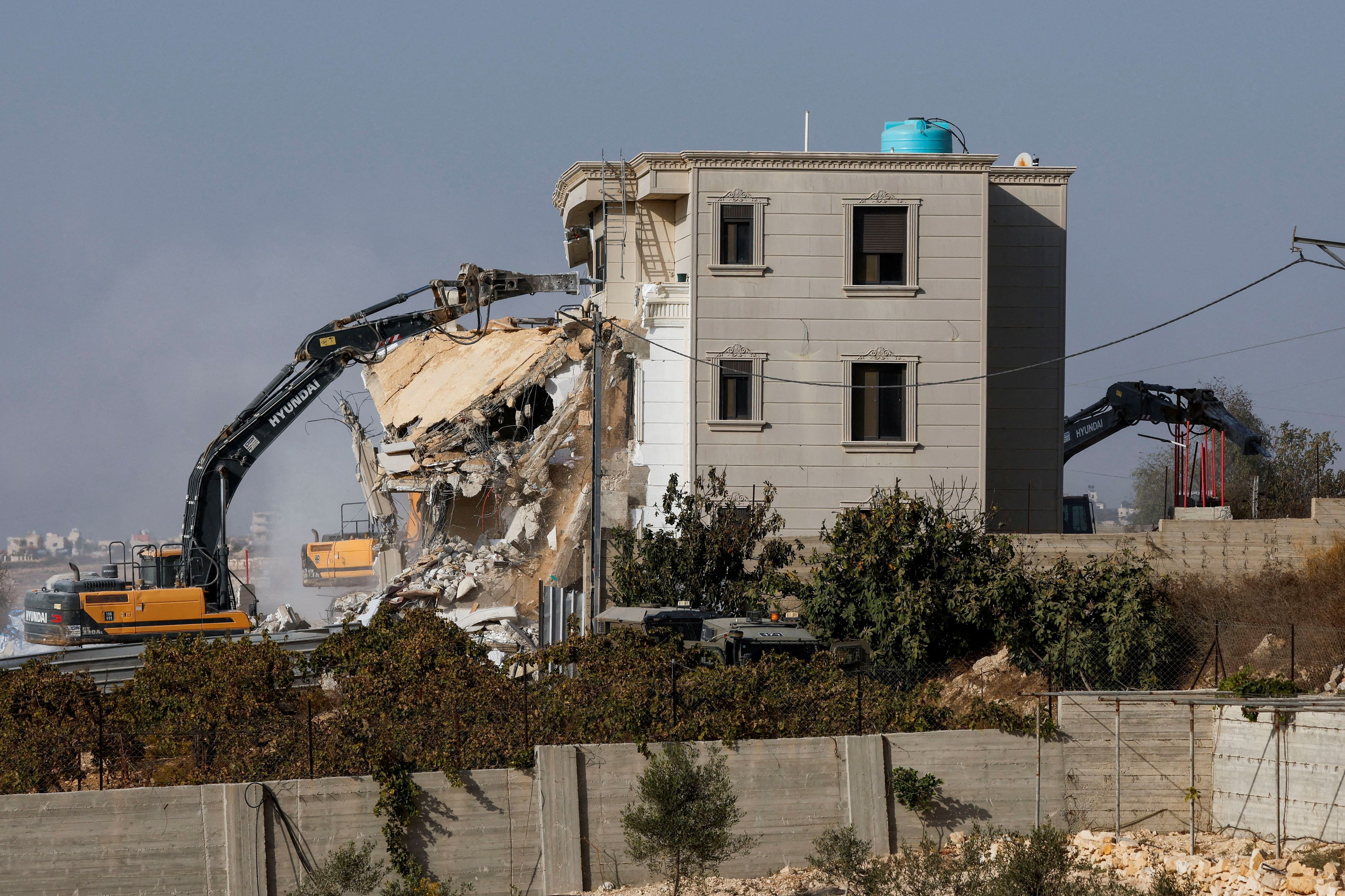 Israelisches schweres Gerät reißt nach einem Schussangriff ein palästinensisches Haus in Hebron im israelisch besetzten Westjordanland ab.