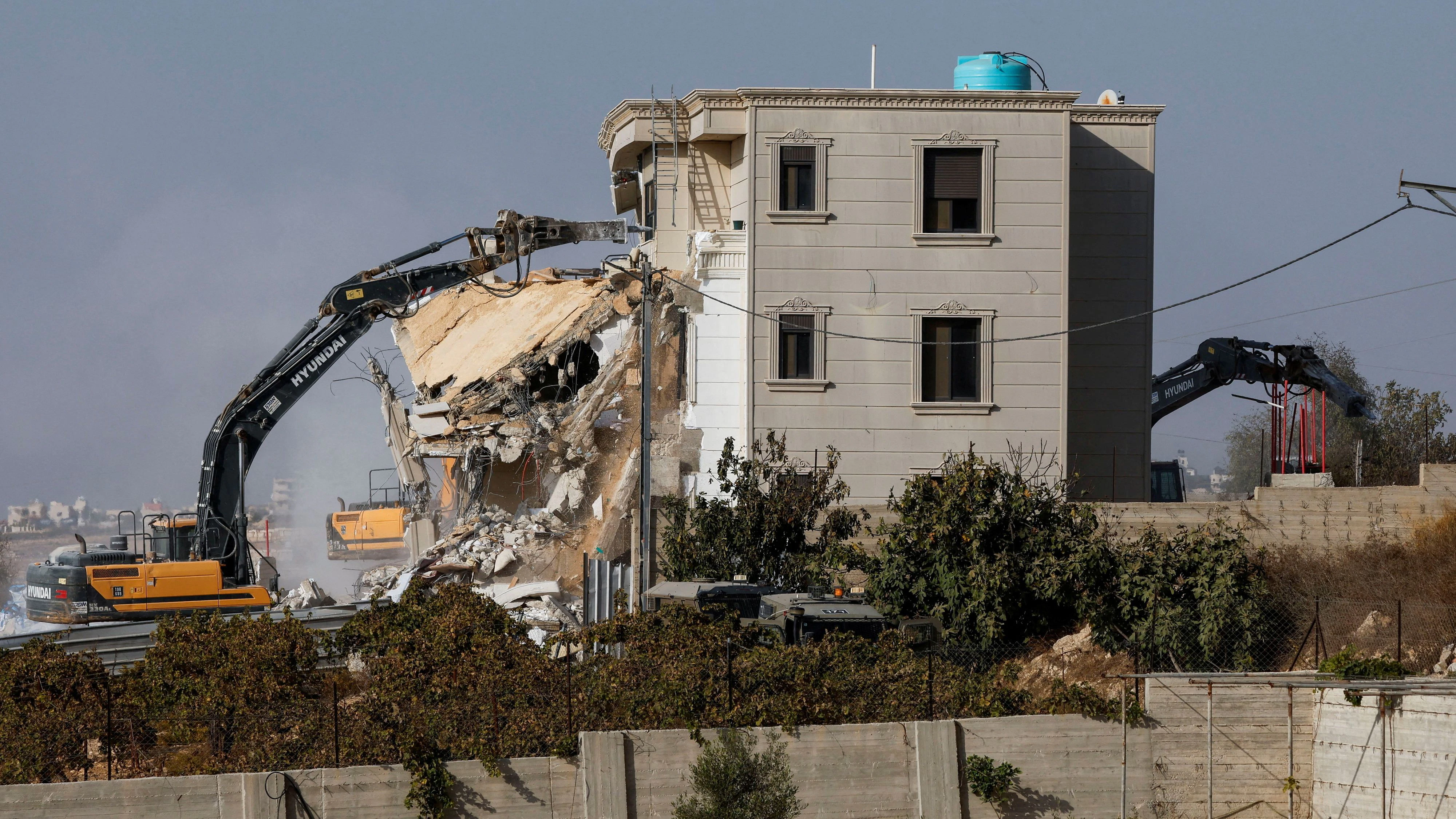 Israelisches schweres Gerät reißt nach einem Schussangriff ein palästinensisches Haus in Hebron im israelisch besetzten Westjordanland ab.