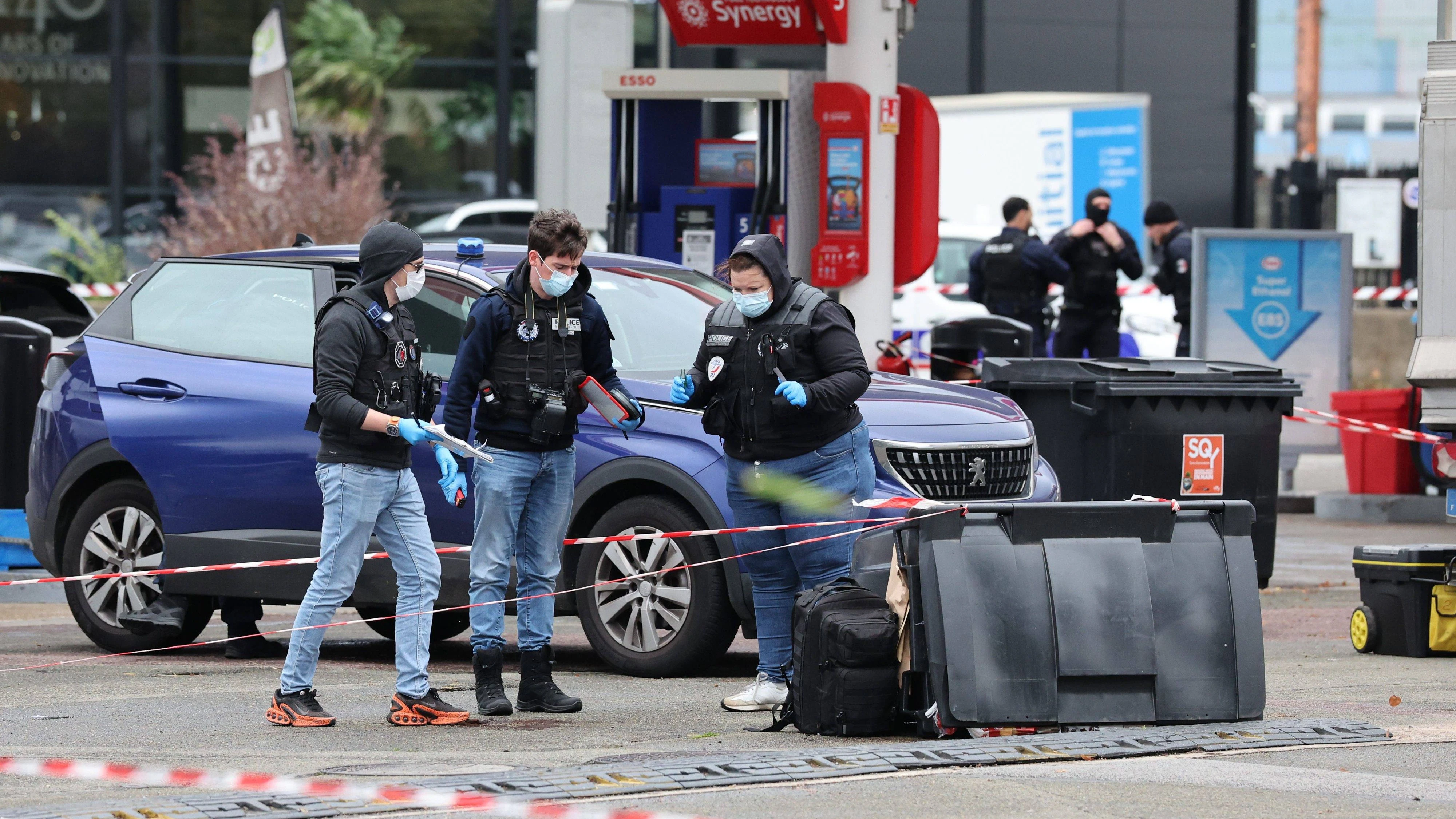 SHOOTER IN TRAPPES PHOTO: QR LE PARISIEN Le Parisien Arnaud Journois PARIS 10/23/2026 Trappes, Yvelines, on October 23, 2026 Shooting at the Esso station in Trappes Photo: Le Parisien Arnaud Journois Trappes, Paris, October 23, 2026 One person was killed and four others were wounded when shots were fired from a vehicle in a Parisian suburb on Friday, French authorities said PARIS, France PUBLICATIONxNOTxINxFRAxBELxSUIxUK Copyright: xPHOTOPQR/LExPARISIEN/MAXPPPxLexParisienx/xArnaudxJournoisx 20261023LPA3749 20261023LPA3749