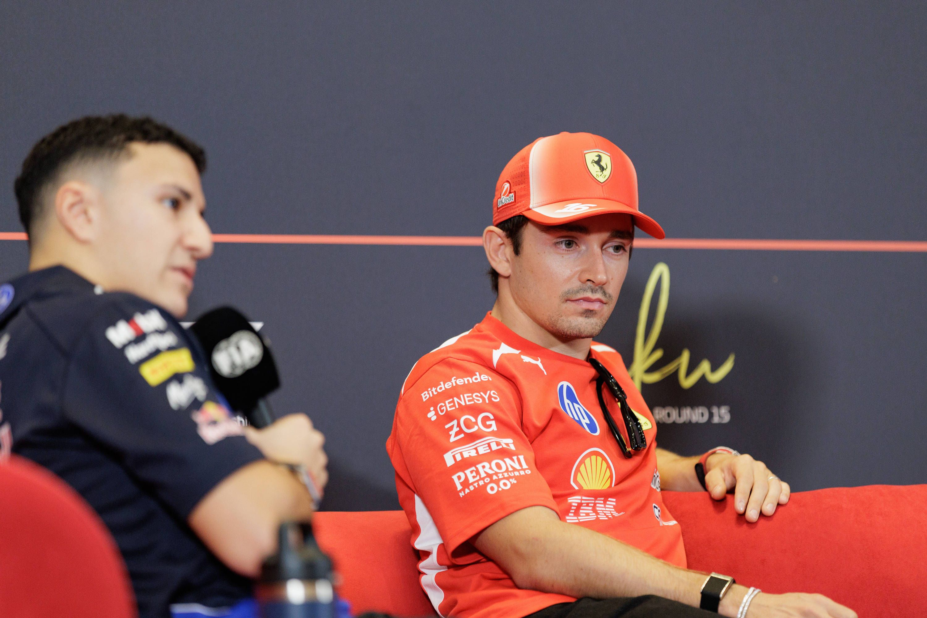 Red-Bull-Star Isack Hadjar und Ferrari-Pilot Charles Leclerc. 