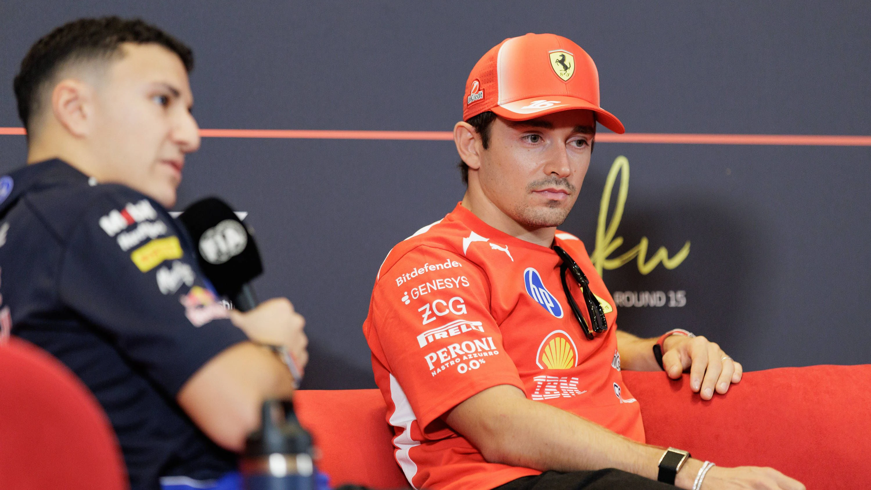 Red-Bull-Star Isack Hadjar und Ferrari-Pilot Charles Leclerc. 